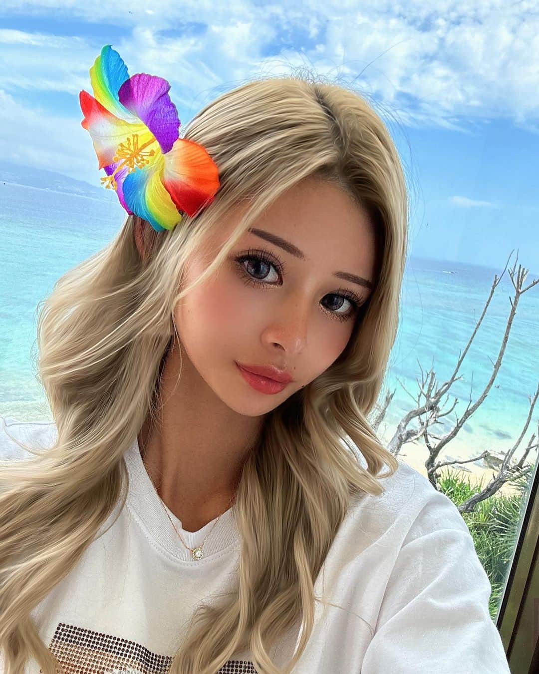 REINAのインスタグラム：「🌺🌴」