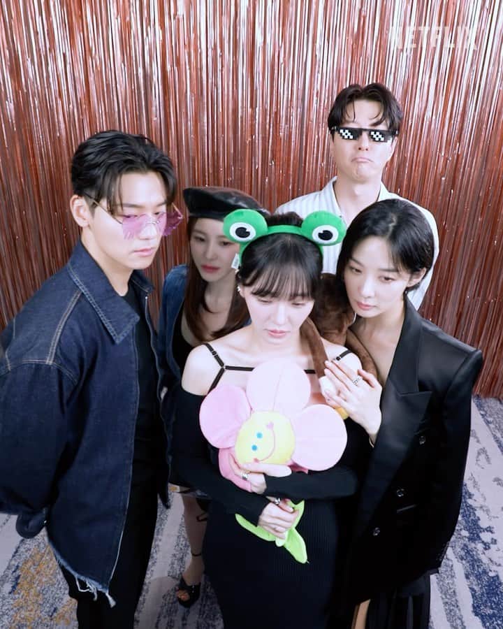 チョン・ヒョソンのインスタグラム：「#NETFLIX  #CELEBRITY #셀러브리티 🖤 네컷부스 🖤 @netflixkr @netflixkcontent」