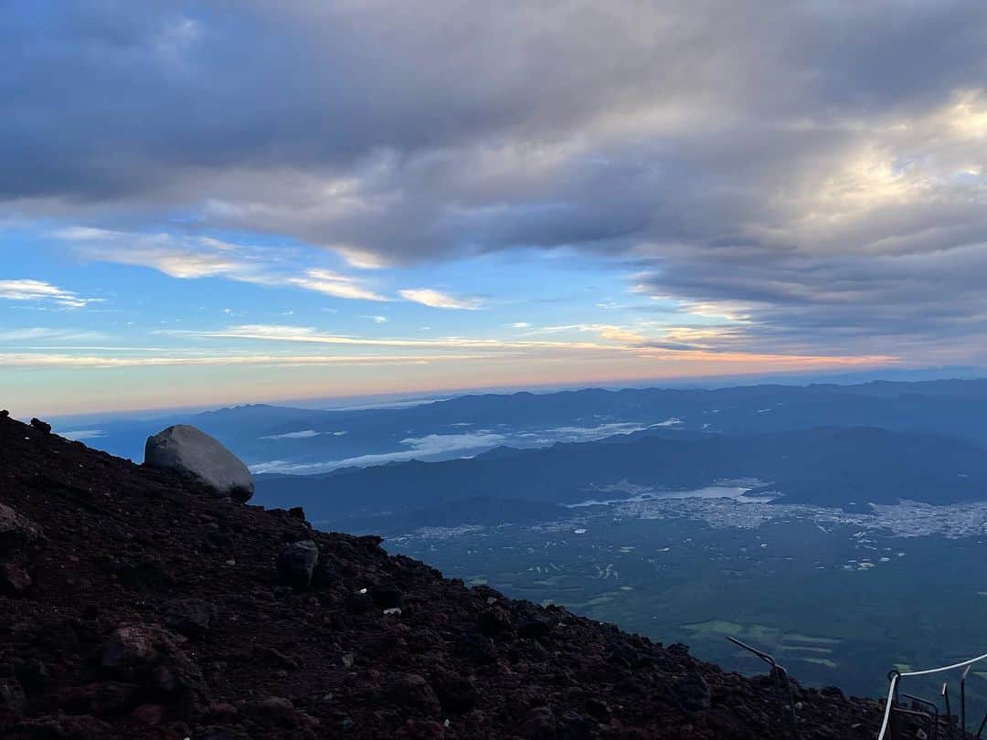 峰麻美さんのインスタグラム写真 - (峰麻美Instagram)「My first summit push on Mt.Fuji🗻  長年の悲願だったバースデー登頂が実現しました。  残念ながら雲が厚くて御来光は拝めなかったけど、雲の切れ間から見える朝焼けのグラデーションはきっと一生忘れないと思います。  本当にまじで冗談抜きでしんどかったので、これ乗り越えられたらなんかなんでもできるんじゃないかと無敵状態になってます。  今も全身の筋肉痛と絶賛戦ってて無敵どころか最弱状態ですが、最高の誕生日になりました！  #mtfuji  #mountfuji  #mybirthday  #japan #thenorthface  #富士山 #富士山🗻  #登山 #富士登山 #世界遺産 #富士山が好き  #富士山世界遺産登録10周年」7月3日 20時51分 - asaaaaami.0702