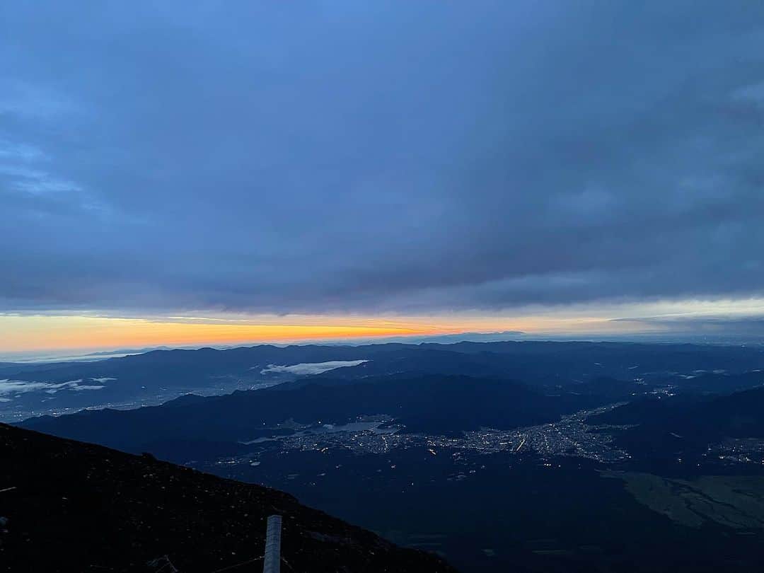 峰麻美さんのインスタグラム写真 - (峰麻美Instagram)「My first summit push on Mt.Fuji🗻  長年の悲願だったバースデー登頂が実現しました。  残念ながら雲が厚くて御来光は拝めなかったけど、雲の切れ間から見える朝焼けのグラデーションはきっと一生忘れないと思います。  本当にまじで冗談抜きでしんどかったので、これ乗り越えられたらなんかなんでもできるんじゃないかと無敵状態になってます。  今も全身の筋肉痛と絶賛戦ってて無敵どころか最弱状態ですが、最高の誕生日になりました！  #mtfuji  #mountfuji  #mybirthday  #japan #thenorthface  #富士山 #富士山🗻  #登山 #富士登山 #世界遺産 #富士山が好き  #富士山世界遺産登録10周年」7月3日 20時51分 - asaaaaami.0702