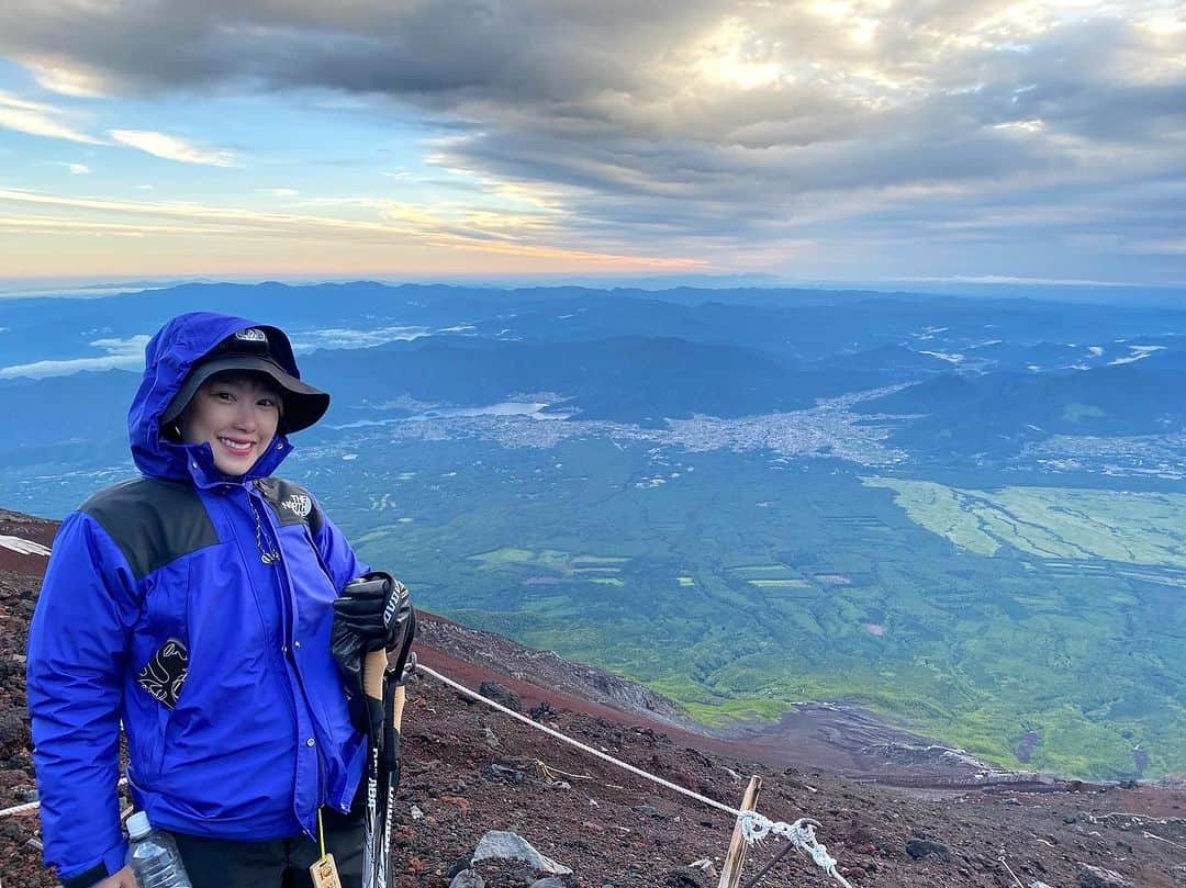 峰麻美のインスタグラム：「My first summit push on Mt.Fuji🗻  長年の悲願だったバースデー登頂が実現しました。  残念ながら雲が厚くて御来光は拝めなかったけど、雲の切れ間から見える朝焼けのグラデーションはきっと一生忘れないと思います。  本当にまじで冗談抜きでしんどかったので、これ乗り越えられたらなんかなんでもできるんじゃないかと無敵状態になってます。  今も全身の筋肉痛と絶賛戦ってて無敵どころか最弱状態ですが、最高の誕生日になりました！  #mtfuji  #mountfuji  #mybirthday  #japan #thenorthface  #富士山 #富士山🗻  #登山 #富士登山 #世界遺産 #富士山が好き  #富士山世界遺産登録10周年」