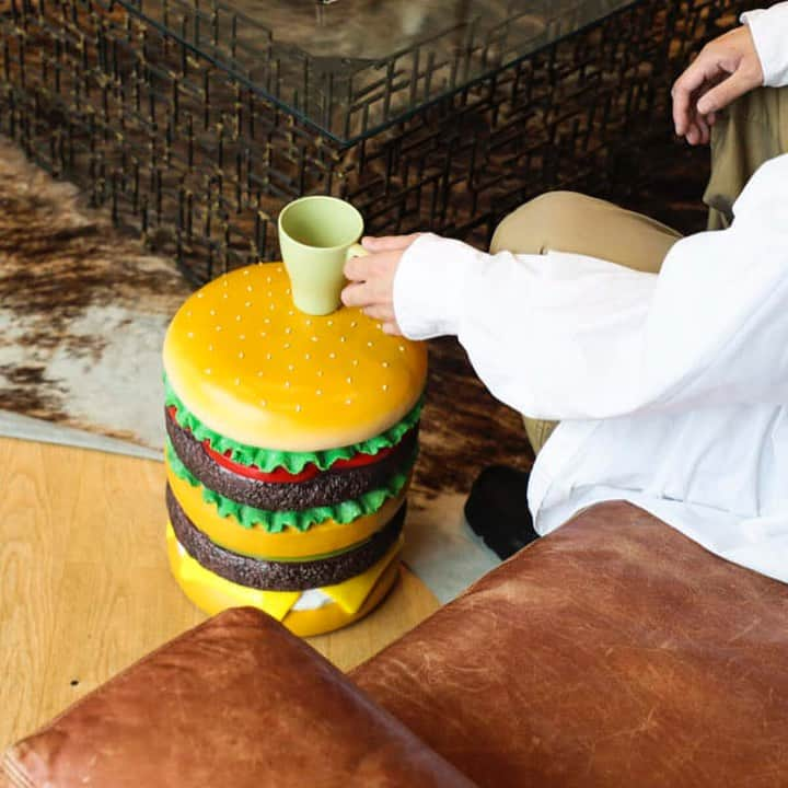 BEAMS ZAKKAのインスタグラム：「. ROTARY HERO / GIANT FOOD STOOL ¥12,100 （税込）  キャッチーな食べ物をモチーフにした、ユニークなスツール。繊維強化プラスチックで仕上げており、高い強度が特徴です。本物と見間違えてしまうほど細部まで丁寧に再現されているので、そのリアルさからつい食欲をそそられます。 椅子としてだけでなく、サイドテーブルとして使うのもおすすめ。プレゼントにもおすすめしたい、アート感覚のインテリアグッズです。  #BEAMS #ビームス #bPrBEAMS #ROTARYHERO」