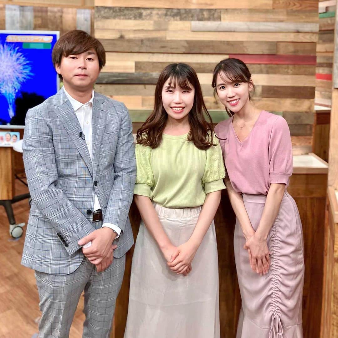 大槻瞳のインスタグラム：「今日からスタジオがリニューアルしました。 カラーに白を加えて明るい雰囲気に。 使われなくなった古木を生かした壁を、より立体的に設置しました。  吉田アナと気象予報士の山本さんと、気持ち新たに番組お届けしていきます。 また1週間「abnステーション」を どうぞよろしくお願い致します。  #長野県 #長野 #信州 #長野朝日放送 #アナウンサー #衣装 #juliaboutique」