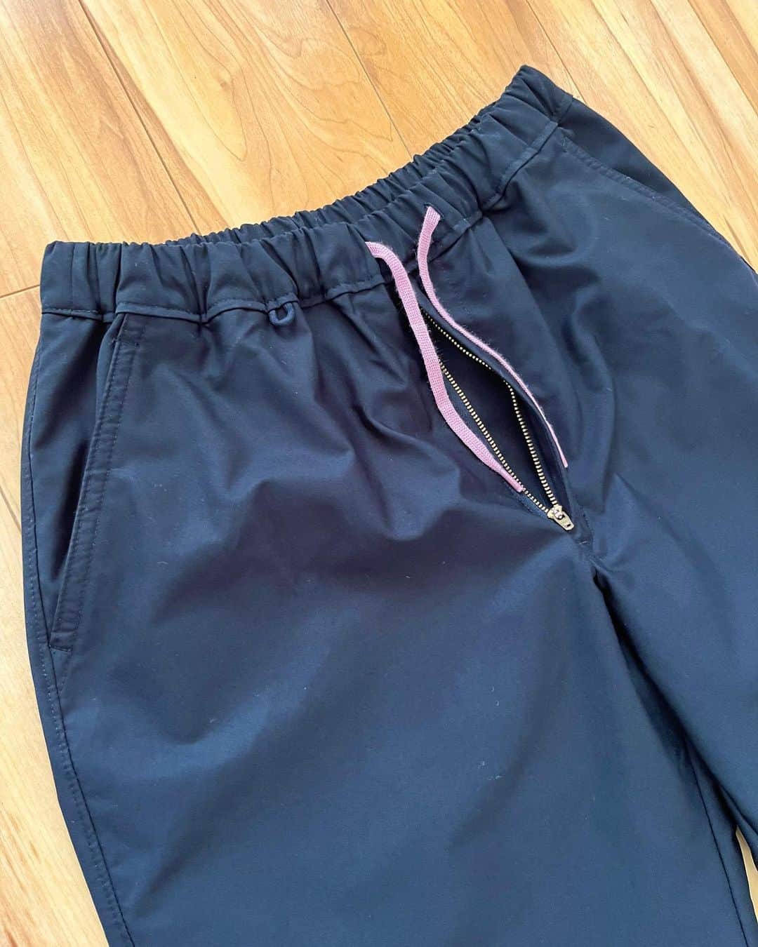のインスタグラム：「⠀ 初めてファスナー付きのパンツ作ってみました。 黒やし一年中履ける厚さなのでいっぱい履けそう。 コットン×ポリエステル   #コカドミシン」