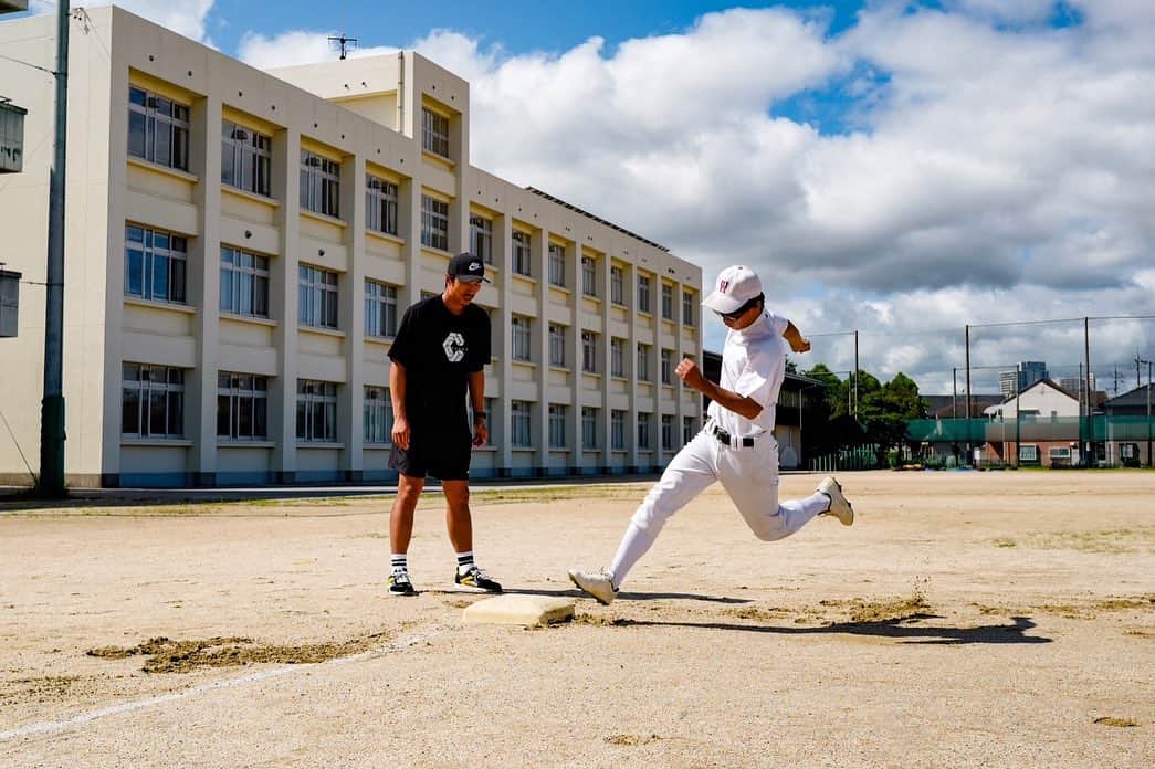上田剛史さんのインスタグラム写真 - (上田剛史Instagram)「昨日は滋賀県にある栗東西中学校の野球部へ。 選手1人1人の真剣に野球へ取り組む姿勢素晴らしかったです。 夏の大会へ向けて少しでもレベルアップに繋がる指導ができた事願います💪 頑張れ‼️栗東西野球部⚾️ 応援してます📣  ご依頼頂ければ全国何処でも行きますのでご連絡お待ちしております🙇‍♂️  #野球 #野球教室 #栗東市  #栗東西中学校」7月3日 15時27分 - tsuyoshi50