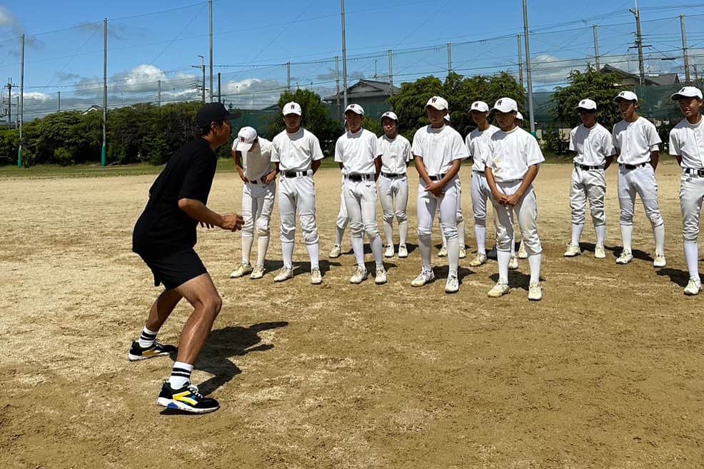 上田剛史さんのインスタグラム写真 - (上田剛史Instagram)「昨日は滋賀県にある栗東西中学校の野球部へ。 選手1人1人の真剣に野球へ取り組む姿勢素晴らしかったです。 夏の大会へ向けて少しでもレベルアップに繋がる指導ができた事願います💪 頑張れ‼️栗東西野球部⚾️ 応援してます📣  ご依頼頂ければ全国何処でも行きますのでご連絡お待ちしております🙇‍♂️  #野球 #野球教室 #栗東市  #栗東西中学校」7月3日 15時27分 - tsuyoshi50