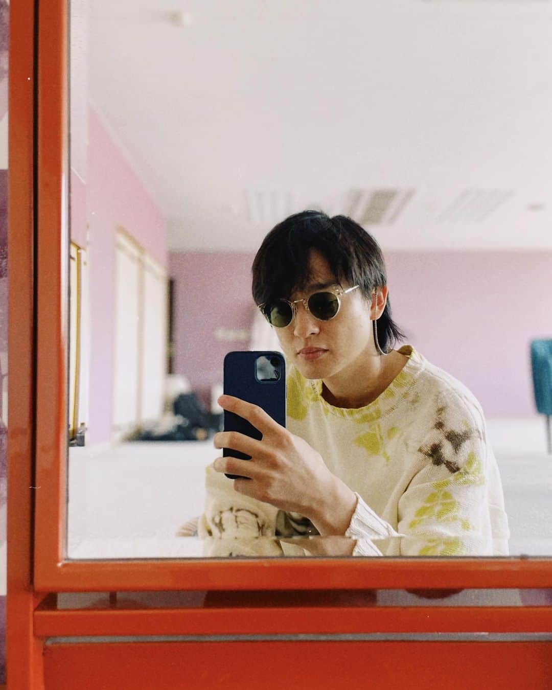 尾崎裕哉のインスタグラム：「夕張と言えばメロンだと思って、この服選んだけど、夕張メロンの中身はオレンジだと後で知って恥ずかしくなった。 にしても楽屋めっちゃ広かった。」