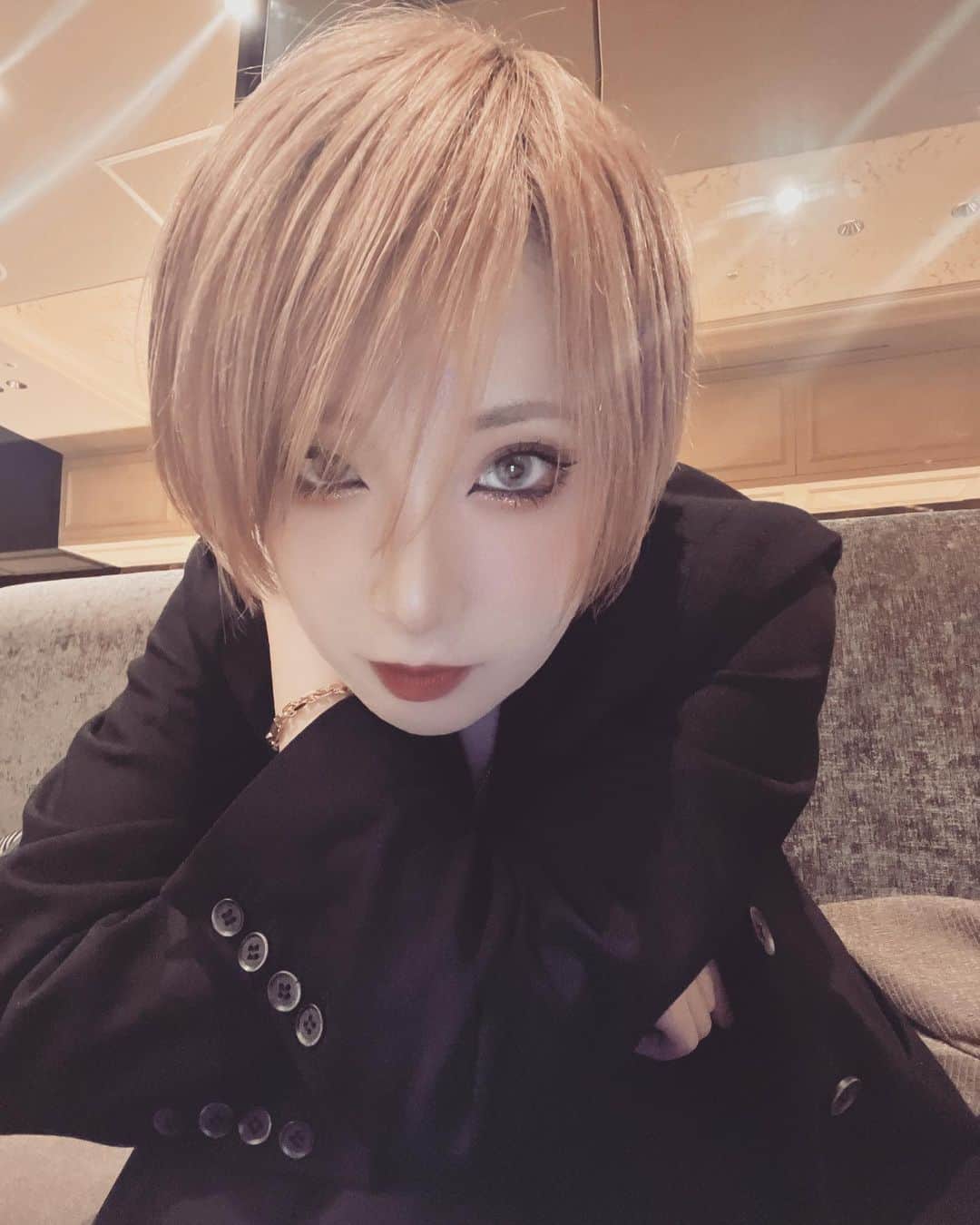 のインスタグラム：「久しぶりにマッサージに行ったら うとうとしながら施術してくれた。 わかる。気持ちは。 休み明けきっと眠たかったんだろうね でも、ダメでしょ。 プロでしょう？ お金を頂いたらそれはもう"プロ"です。 技術を売ろうが、商品を売ろうが、 プロはプロです。 マッサージされてる側は寝る人が多いから バレないとでも思いましたか？ 基本そういうのは 私面と向かって言っちゃうタイプだけど 言わなかった。 大人になったんじゃない。 呆れたんです。 お客様は見てます。 あなたの仕事への取り組み方も、 顔の表情も、行動も、立ち振る舞いも、言葉遣いも。 あなたは何を売ってお金を頂いてますか？ ちゃんとプロできてるでしょうか？ お金を払うお客様が あなたの背景まで考えてあげなきゃいけないの？ ふざけてはいけません。 . 自分はできているか？ 毎日そう自分に問いながら 今日も感謝して生きよう。」