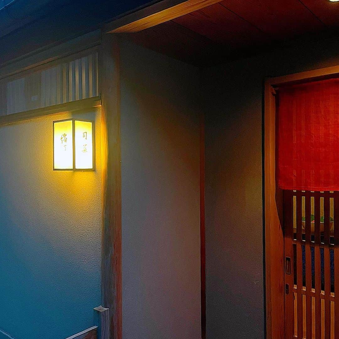 百合華さんのインスタグラム写真 - (百合華Instagram)「京都烏丸の路地に佇む超予約困難なミシュラン二つ星の日本料理の名店『緒方』にてディナータイム☺️💕  #ミシュラン二つ星ディナー   カウンターのお席に御案内してもらい季節の旬食材をふんだんに使用された大将お任せの贅沢ディナーコースをいただきました✨✨✨  #京都の季節を感じるお料理   #旬の食材には今必要な栄養素が豊富   大将の職人技を眺めながら笑顔溢れるとっても愉しいひとときを過ごす事が出来ました💖  #美味しい時間はしあわせ時間   #大切な人との大切な時間を大切に   #japan #日本 #kyoto  #京都 #京都烏丸 #超予約困難店 #日本料理の名店  #michelin2stars  #ミシュラン二つ星 #職人技が素晴らしい  #魂を感じる作品の数々 #美味しい日本料理のお店  #大将の御人柄が素敵すぎる  #名店の大将が通うお店 #日本料理の最高峰  #京都の旬食材  #極上和食 #京料理 #美食 #美食家」7月3日 15時30分 - yurika.lovelily