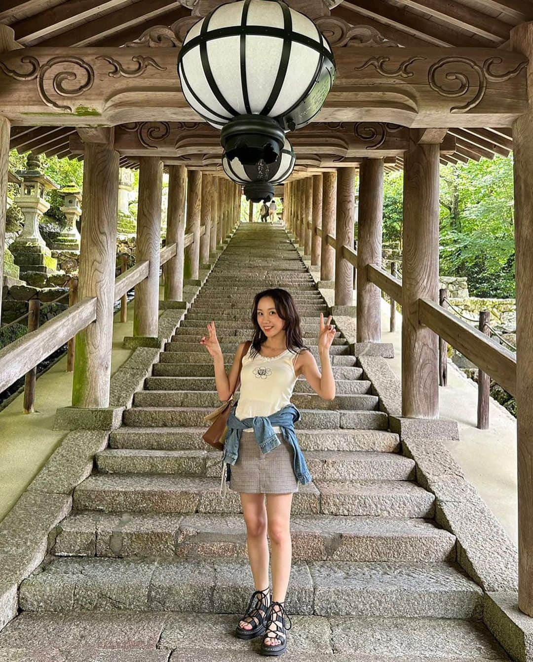 薮下柊さんのインスタグラム写真 - (薮下柊Instagram)「長谷寺と室生寺に行きました☀️  風鈴って風情があっていいですね🎐 可愛い😋  今年初、冷やしそうめんデビューもして、御朱印も頂いて大満足🌱 わらしべ長者の記念御朱印がめっちゃ可愛かった！  長谷寺では、重要文化財である御本尊大観音様の特別拝観が催されてたので、御足に触れちゃいました😊(写真は撮れないので、目に焼き付けてきました)  観音様との縁結びで5色の結縁を係の方に結んでいただいたんですけど、とっても神秘的で嬉しい✨  女人高野の室生寺も初めて行きましたが、日本最小の五重塔や、長ーい石段を登り切った先にある「奥之院」が美しくてお気に入りスポットになりました🎈  美しい場所に訪ねて、良い休日でした🧚🏻‍♀️🌿  秋の時期にも是非また行きたい😊  #長谷寺 #室生寺  #奈良」7月3日 15時32分 - __yabushita_shu__