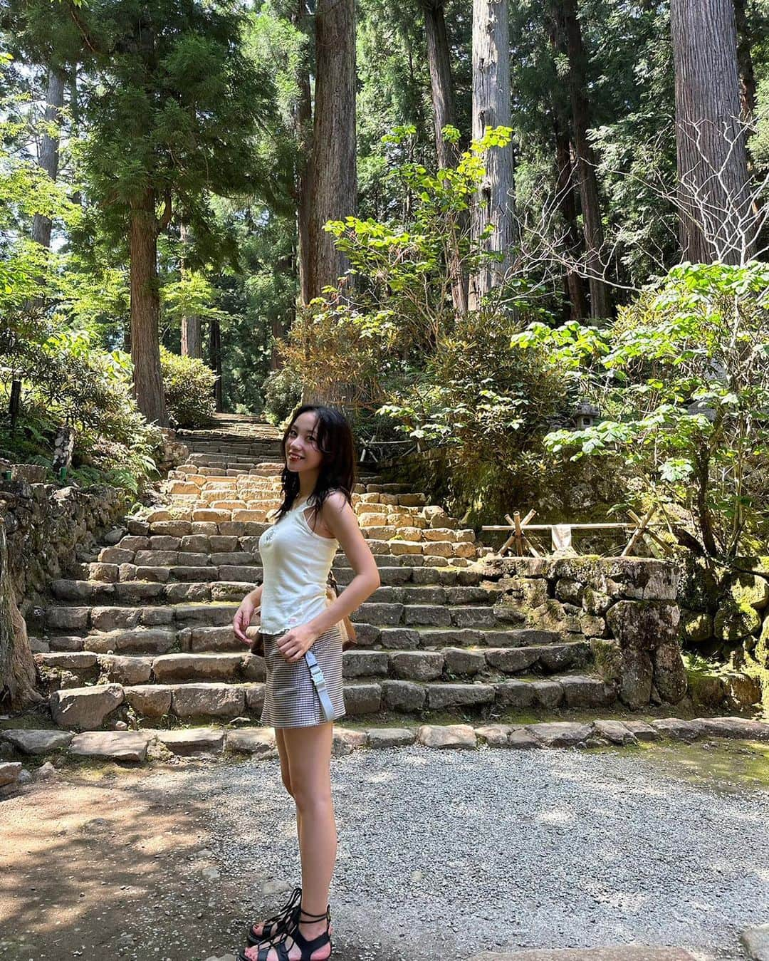 薮下柊のインスタグラム：「長谷寺と室生寺に行きました☀️  風鈴って風情があっていいですね🎐 可愛い😋  今年初、冷やしそうめんデビューもして、御朱印も頂いて大満足🌱 わらしべ長者の記念御朱印がめっちゃ可愛かった！  長谷寺では、重要文化財である御本尊大観音様の特別拝観が催されてたので、御足に触れちゃいました😊(写真は撮れないので、目に焼き付けてきました)  観音様との縁結びで5色の結縁を係の方に結んでいただいたんですけど、とっても神秘的で嬉しい✨  女人高野の室生寺も初めて行きましたが、日本最小の五重塔や、長ーい石段を登り切った先にある「奥之院」が美しくてお気に入りスポットになりました🎈  美しい場所に訪ねて、良い休日でした🧚🏻‍♀️🌿  秋の時期にも是非また行きたい😊  #長谷寺 #室生寺  #奈良」