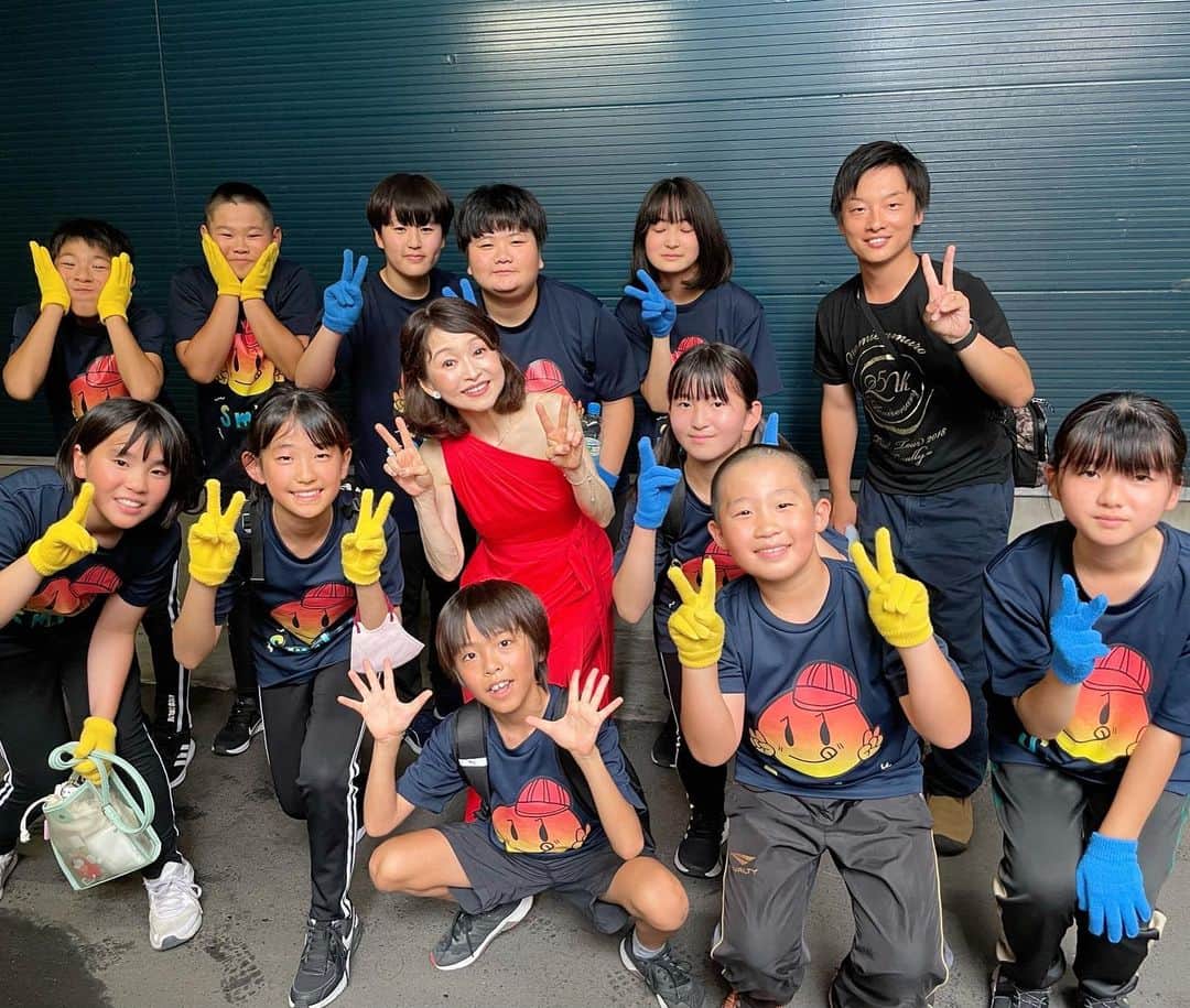 辛島美登里さんのインスタグラム写真 - (辛島美登里Instagram)「鹿児島国体を100日前に控えたプレイベントが開催されました。 2023年をお譲りくださった佐賀県山口知事さん（右）と鹿児島県塩田知事さん（左）は高校の同級生とかで、控室でも会話が教室風（笑）👬私にもラフに接してくださり写真も新鮮な3ショットとなりました😊 雨をぬってのイベントでしたが、おこしくださったみなさん、ダンスチームの子供たちとイメージソング「ゆめ〜KIBAIYANSE〜」で盛りあがりとっても楽しかったです👦👧🧒🎶 ボッチャも初体験新鮮でした〜🏀 鹿児島も佐賀県つながって選手のみなさんが思いっきり実力を発揮できますよう、みんなきばいもんそ〜😆 ふるさとってほっこりいいですね😊 雨が降ったり止んだりの蒸し暑い中、熱い応援ありがとうございました💕 帰りの関東平野はすずやかな景色でした✈️ #鹿児島 #佐賀」7月3日 15時35分 - midorikarashima