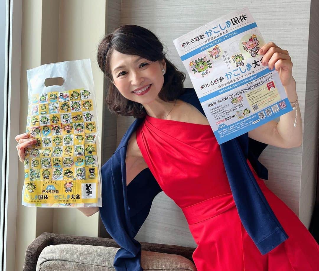辛島美登里さんのインスタグラム写真 - (辛島美登里Instagram)「鹿児島国体を100日前に控えたプレイベントが開催されました。 2023年をお譲りくださった佐賀県山口知事さん（右）と鹿児島県塩田知事さん（左）は高校の同級生とかで、控室でも会話が教室風（笑）👬私にもラフに接してくださり写真も新鮮な3ショットとなりました😊 雨をぬってのイベントでしたが、おこしくださったみなさん、ダンスチームの子供たちとイメージソング「ゆめ〜KIBAIYANSE〜」で盛りあがりとっても楽しかったです👦👧🧒🎶 ボッチャも初体験新鮮でした〜🏀 鹿児島も佐賀県つながって選手のみなさんが思いっきり実力を発揮できますよう、みんなきばいもんそ〜😆 ふるさとってほっこりいいですね😊 雨が降ったり止んだりの蒸し暑い中、熱い応援ありがとうございました💕 帰りの関東平野はすずやかな景色でした✈️ #鹿児島 #佐賀」7月3日 15時35分 - midorikarashima