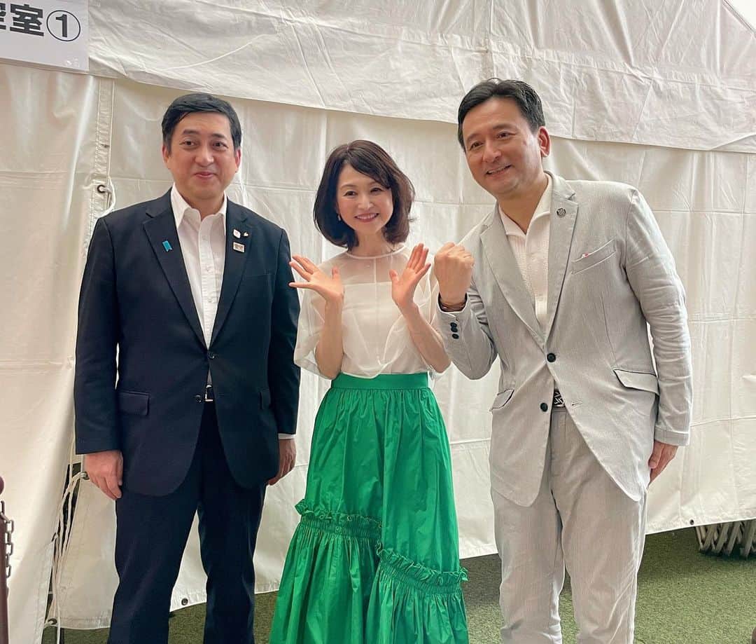 辛島美登里さんのインスタグラム写真 - (辛島美登里Instagram)「鹿児島国体を100日前に控えたプレイベントが開催されました。 2023年をお譲りくださった佐賀県山口知事さん（右）と鹿児島県塩田知事さん（左）は高校の同級生とかで、控室でも会話が教室風（笑）👬私にもラフに接してくださり写真も新鮮な3ショットとなりました😊 雨をぬってのイベントでしたが、おこしくださったみなさん、ダンスチームの子供たちとイメージソング「ゆめ〜KIBAIYANSE〜」で盛りあがりとっても楽しかったです👦👧🧒🎶 ボッチャも初体験新鮮でした〜🏀 鹿児島も佐賀県つながって選手のみなさんが思いっきり実力を発揮できますよう、みんなきばいもんそ〜😆 ふるさとってほっこりいいですね😊 雨が降ったり止んだりの蒸し暑い中、熱い応援ありがとうございました💕 帰りの関東平野はすずやかな景色でした✈️ #鹿児島 #佐賀」7月3日 15時35分 - midorikarashima