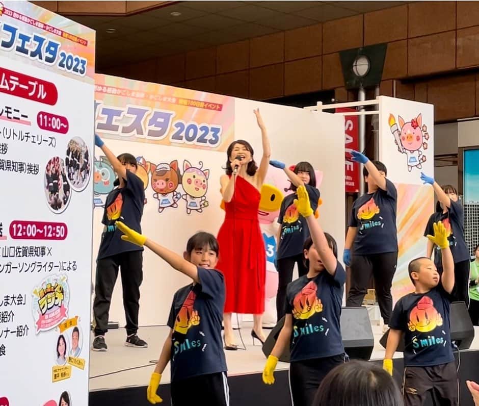 辛島美登里さんのインスタグラム写真 - (辛島美登里Instagram)「鹿児島国体を100日前に控えたプレイベントが開催されました。 2023年をお譲りくださった佐賀県山口知事さん（右）と鹿児島県塩田知事さん（左）は高校の同級生とかで、控室でも会話が教室風（笑）👬私にもラフに接してくださり写真も新鮮な3ショットとなりました😊 雨をぬってのイベントでしたが、おこしくださったみなさん、ダンスチームの子供たちとイメージソング「ゆめ〜KIBAIYANSE〜」で盛りあがりとっても楽しかったです👦👧🧒🎶 ボッチャも初体験新鮮でした〜🏀 鹿児島も佐賀県つながって選手のみなさんが思いっきり実力を発揮できますよう、みんなきばいもんそ〜😆 ふるさとってほっこりいいですね😊 雨が降ったり止んだりの蒸し暑い中、熱い応援ありがとうございました💕 帰りの関東平野はすずやかな景色でした✈️ #鹿児島 #佐賀」7月3日 15時35分 - midorikarashima