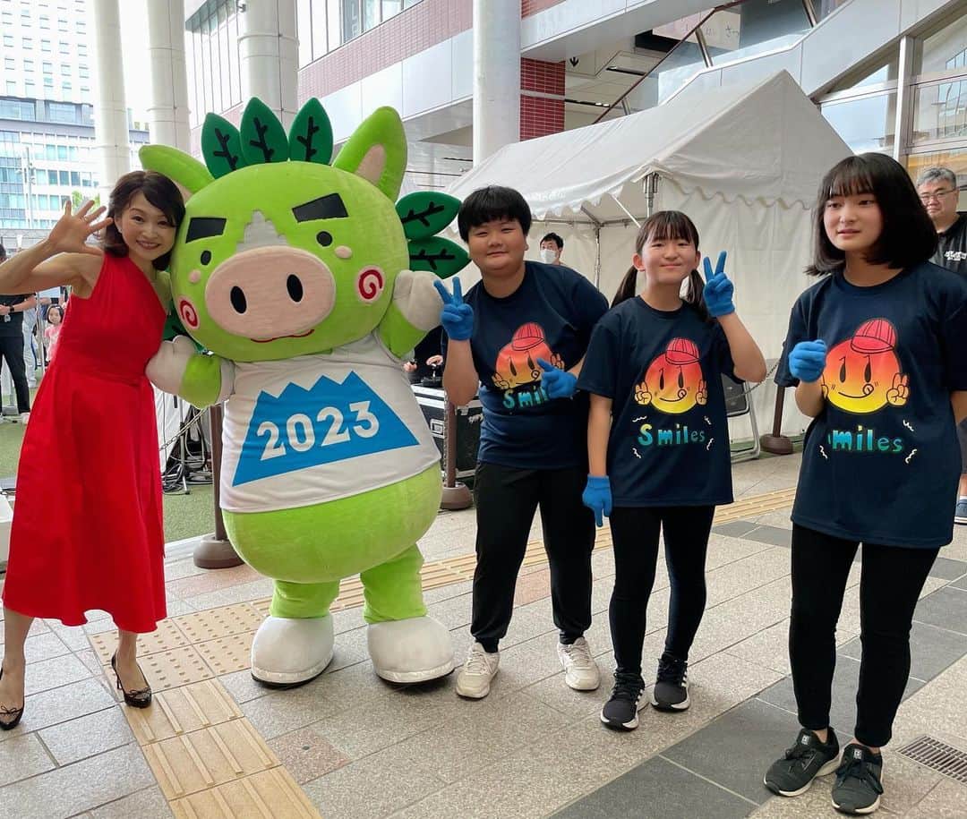 辛島美登里さんのインスタグラム写真 - (辛島美登里Instagram)「鹿児島国体を100日前に控えたプレイベントが開催されました。 2023年をお譲りくださった佐賀県山口知事さん（右）と鹿児島県塩田知事さん（左）は高校の同級生とかで、控室でも会話が教室風（笑）👬私にもラフに接してくださり写真も新鮮な3ショットとなりました😊 雨をぬってのイベントでしたが、おこしくださったみなさん、ダンスチームの子供たちとイメージソング「ゆめ〜KIBAIYANSE〜」で盛りあがりとっても楽しかったです👦👧🧒🎶 ボッチャも初体験新鮮でした〜🏀 鹿児島も佐賀県つながって選手のみなさんが思いっきり実力を発揮できますよう、みんなきばいもんそ〜😆 ふるさとってほっこりいいですね😊 雨が降ったり止んだりの蒸し暑い中、熱い応援ありがとうございました💕 帰りの関東平野はすずやかな景色でした✈️ #鹿児島 #佐賀」7月3日 15時35分 - midorikarashima