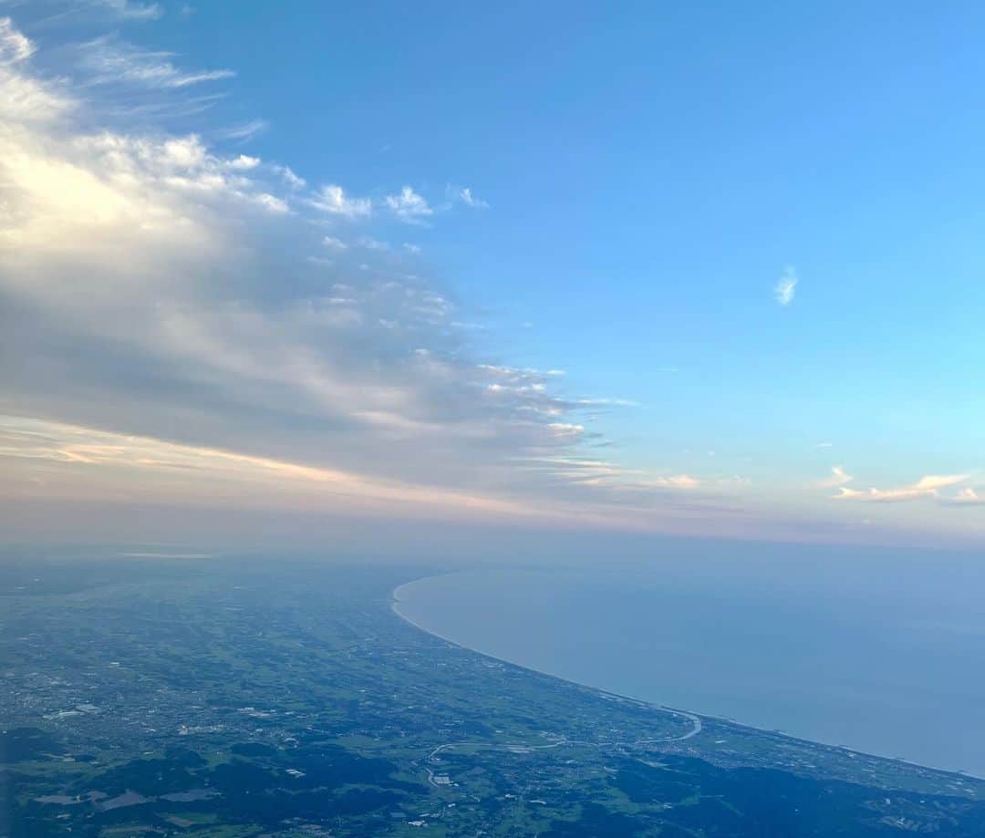 辛島美登里さんのインスタグラム写真 - (辛島美登里Instagram)「鹿児島国体を100日前に控えたプレイベントが開催されました。 2023年をお譲りくださった佐賀県山口知事さん（右）と鹿児島県塩田知事さん（左）は高校の同級生とかで、控室でも会話が教室風（笑）👬私にもラフに接してくださり写真も新鮮な3ショットとなりました😊 雨をぬってのイベントでしたが、おこしくださったみなさん、ダンスチームの子供たちとイメージソング「ゆめ〜KIBAIYANSE〜」で盛りあがりとっても楽しかったです👦👧🧒🎶 ボッチャも初体験新鮮でした〜🏀 鹿児島も佐賀県つながって選手のみなさんが思いっきり実力を発揮できますよう、みんなきばいもんそ〜😆 ふるさとってほっこりいいですね😊 雨が降ったり止んだりの蒸し暑い中、熱い応援ありがとうございました💕 帰りの関東平野はすずやかな景色でした✈️ #鹿児島 #佐賀」7月3日 15時35分 - midorikarashima