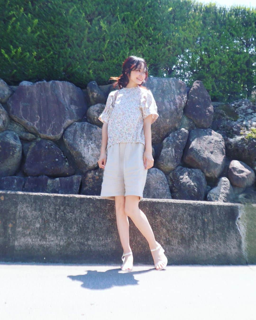 野村日香理さんのインスタグラム写真 - (野村日香理Instagram)「#hikarinコーデ こんにちは〜☀️ 暑くてとろけそうでソフトクリームののぼり旗ばかり探してます...笑🫠🍦 小花柄のプルオーバーお袖のかたちがまぁるくて好き♡ 午後も頑張りましょ♪ #アイスクリーム部  tops.. @naturaldilussa  #天然素材#夏コーデ#こんにちは#今日のコーデ#小花柄#プルオーバー#ナチュラル#ナチュラルコーデ#ナチュラル服#natural#japanmodel#naturaldilussa#ootdfashion」7月3日 15時35分 - nomura.hikari