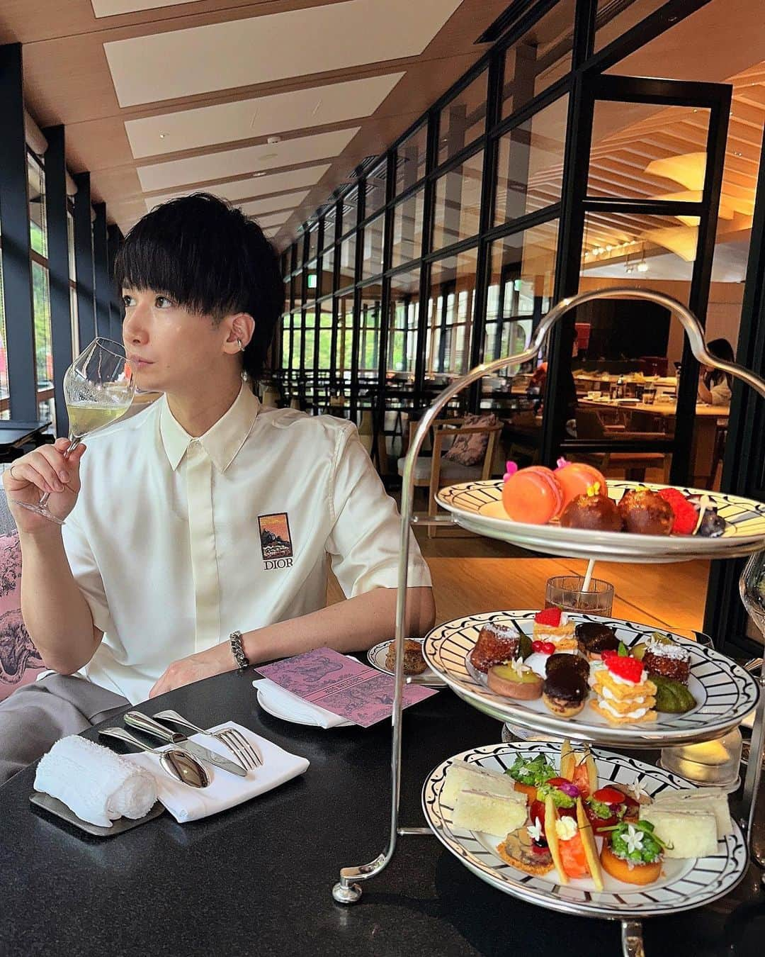 井深克彦のインスタグラム：「. Dioriviera afternoontea by TENJIN🌿  2023.06.01-07.02まで ROKU KYOTO, LXR Hotels &  Resorts内で 開催されていたDIORラッピングの アフタヌーンティー🫖🍰  あいにくの天気で テラスでヌン茶はできなかったけど 雨の京都も風情がありました🍵  （と自分に言い聞かせた🥹）  ちなみに、ROKU KYOTOは 母校のすごく近くで 4年間住んでた家からも めっちゃ近くて ホテルに向かう道中、 懐かしい景色が見れました☺️  またDIORイベントの投稿は 改めてします😌  #DIOR #dioriviera #KYOTO #京都 #ディオリビエラ #ROKUKYOTO #Hotelstay #afternoontea」