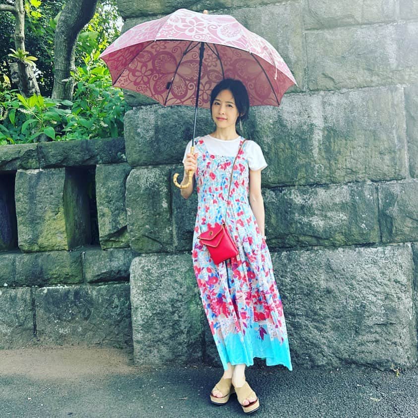 中岡由佳さんのインスタグラム写真 - (中岡由佳Instagram)「❇︎ 梅雨の晴れ間🌺 花柄日傘とワンピース。 #fashion #umbrella」7月3日 15時41分 - yuka_nakaoka