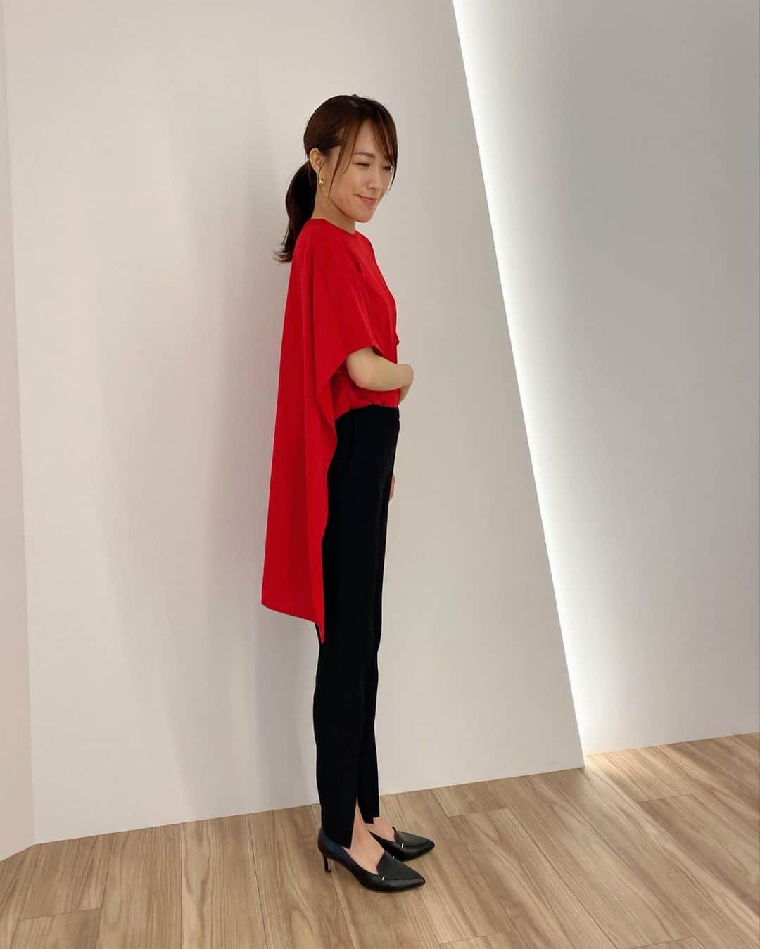 堤友香さんのインスタグラム写真 - (堤友香Instagram)「. 大好きな @lephil_official のお洋服🥰  先日の司会のお仕事にて。  バックのデザインがたまりません🔴 マントのように 歩くとひらひらっとなびくのです✨  ツヤとハリのある生地感も素敵🥰  現場の皆さんからも 「赤！映えてる！」と褒めていただけました〜🥰  #lephil #ルフィル」7月3日 20時30分 - yuka_tsutsumi0605
