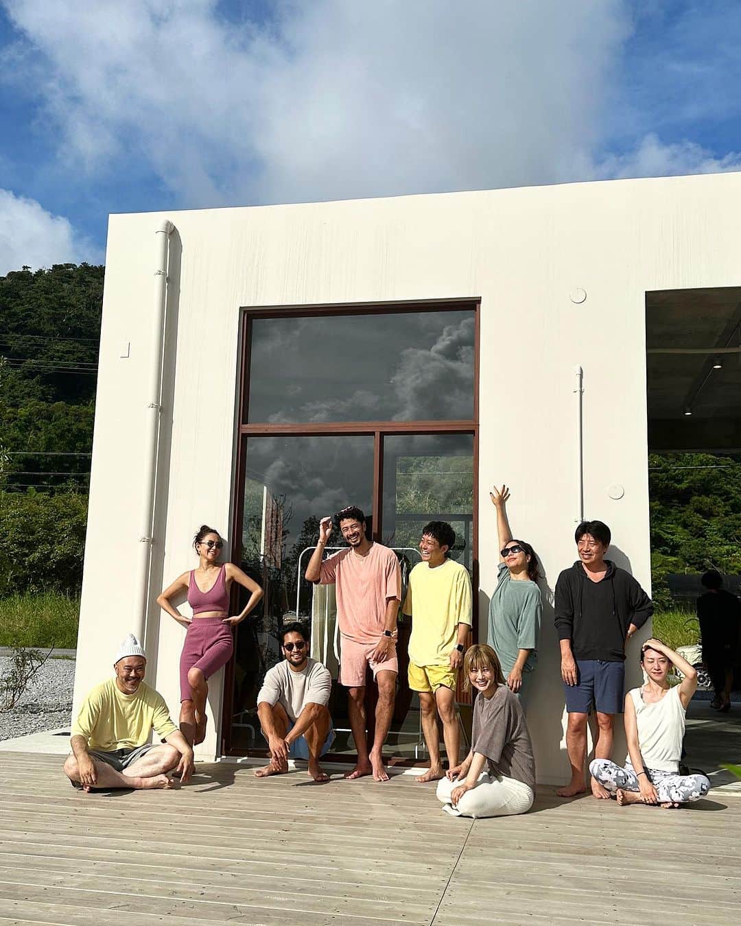西内ひろさんのインスタグラム写真 - (西内ひろInstagram)「７月１日は　@kiginu.official のPOP-UPを沖縄のAwaykにて開催させて頂きました。  朝7:00から朝ヨガイベントも行い 海と青空の下で、とても最高のシチュエーションで行う事が出来ました☺️  観光中の方や海外からのお客様も立ち寄ってくださりました🙏  オーストラリアの方からは、ローシルクの素材にとても興味を持って頂いたことも嬉しかったです！  KIGINUはヨガや、自然豊かな場所にピッタリだなと再認識出来ました☀️  #旅するキギヌ #沖縄　#ローシルク #サスティナブルブランド #awayk #okinawa #kiginu」7月3日 15時51分 - 0214hiro