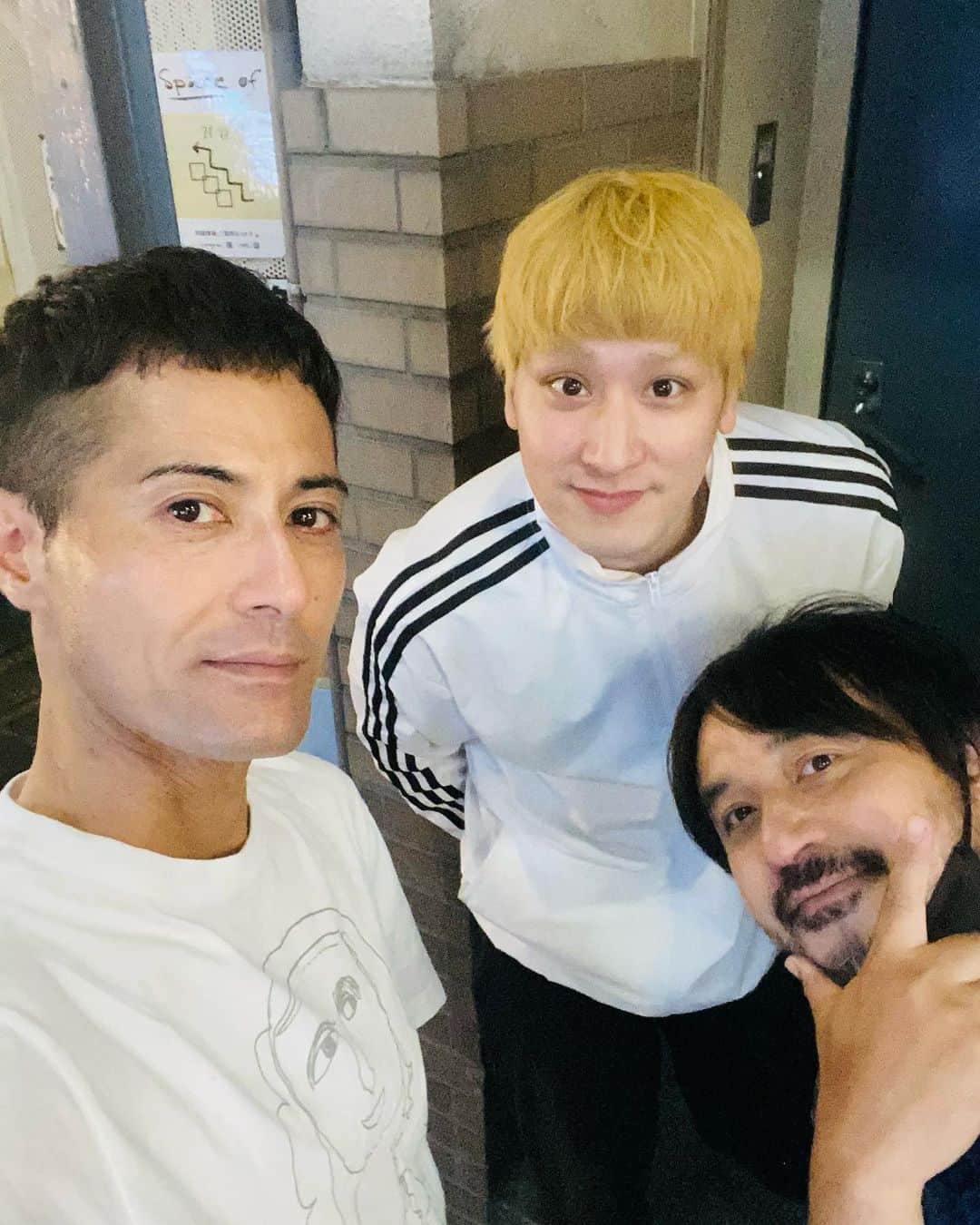 のインスタグラム：「千穐楽、終演後は初日の3人で。 武雄ちゃんとシュン君。 #オフショット #さまよう理性 #舞台 #劇小劇場 #下北沢」