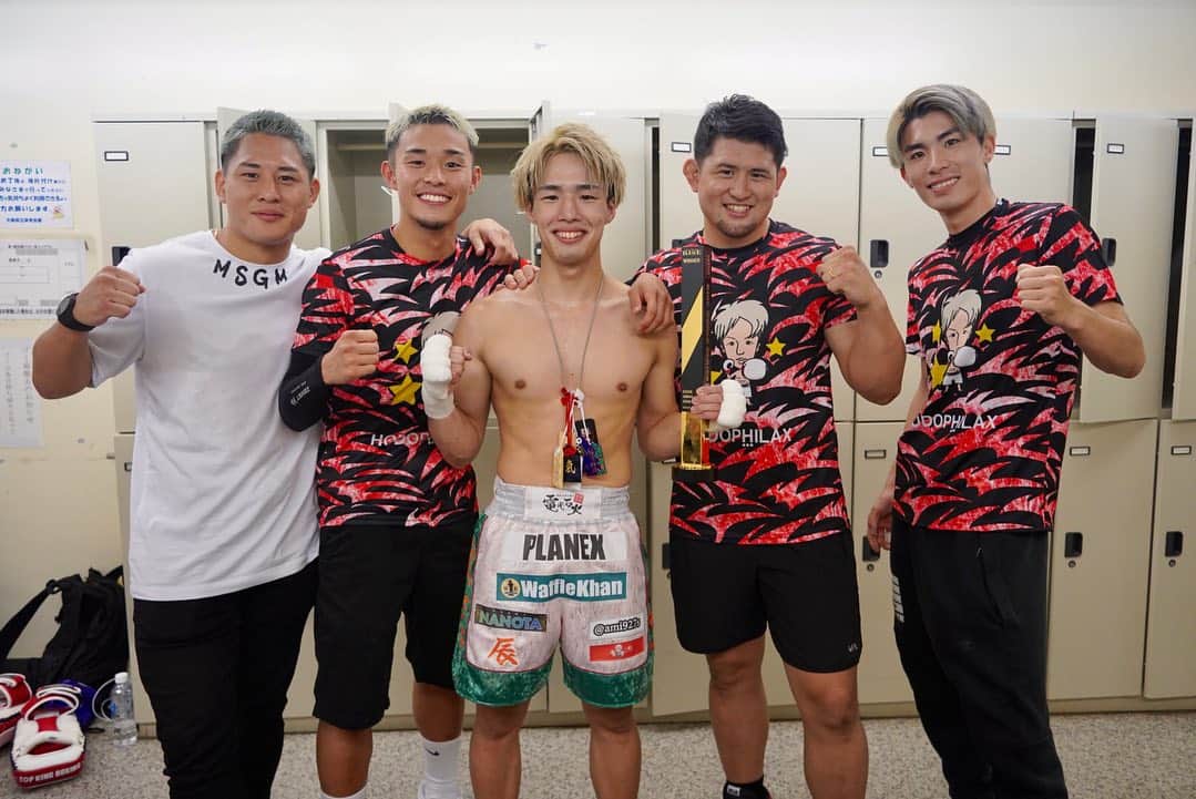 HIROYAのインスタグラム：「【ABEMA presents RISE WORLD SERIES 2023 1st Round】 @rise_2003official  田丸辰1R KO勝利🏆 @toki.tamaru   優勝候補の1人であったペッシラー選手に膝蹴りでKO勝ちでした。  勝つためにやってきて、もちろん勝つと思ってたけど、まさかここまでとは…  やって来ていた事がそのまま試合で出ていて、分析力・試合での実行力、倒し切る能力全てあっぱれでした👏  TRYHARD GYMでやっている事は間違っていない、最強のチームだと自信を持って言える勝利でした。  次は準決勝で19連勝中の大﨑選手と。 かなりの強敵です❗️  より一層強くなった辰をお見せできるようにジムみんなで力合わせていくのでご期待お願いいたします🔥  #rise_ws  #田丸辰 #溜まる時 #遊びすぎるなよ #竜雅いじめすぎ」