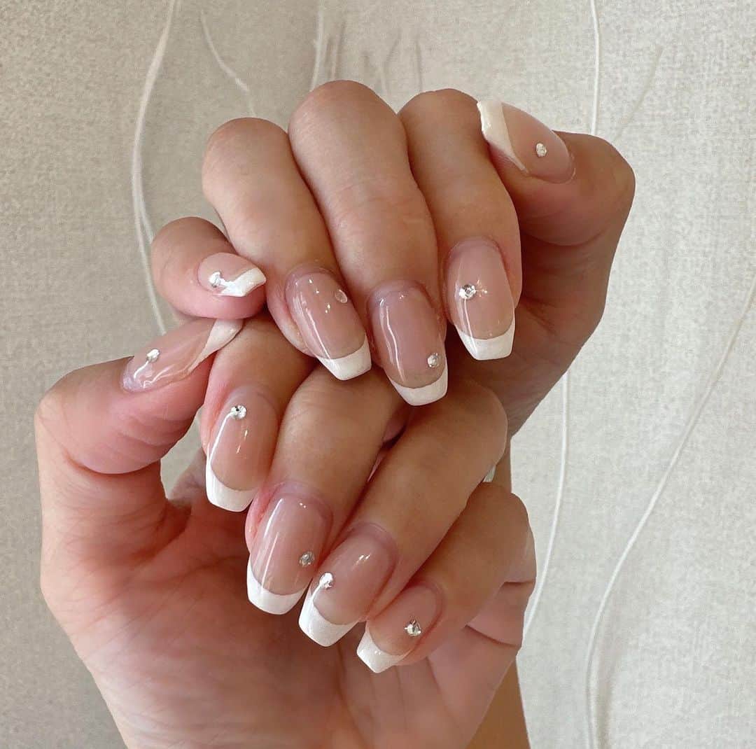 Akaneのインスタグラム：「. ハンドもフットもお気に入り💅🏻🤍  定期的にやりたくなるフレンチに ちょんちょんストーン乗せてもらって 一癖が可愛い💎💓  フットはお花パール︎がきらんきらんで むちゃくちゃ可愛いねん🥺💗 ラメはモネちゃんが可愛く調合して作ってくれたやつ🥣💫 @mone_parkbytokyo   . . #ネイルデザイン#ハンドネイル#フットネイル #夏ネイル#フレンチネイル#パールネイル #フラワーネイル」