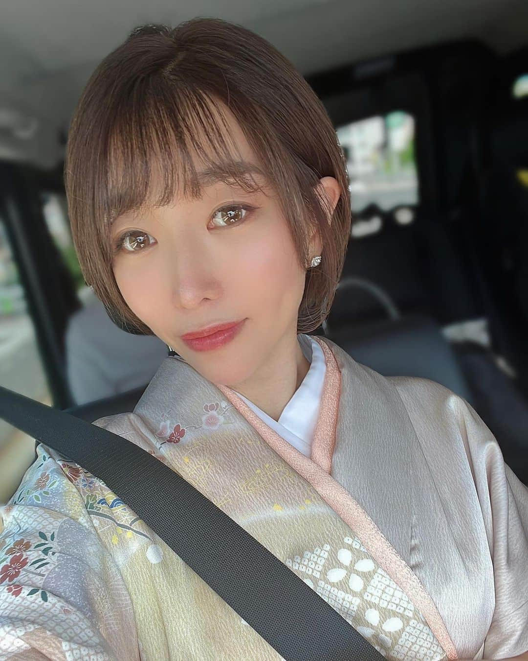 粕谷聡子のインスタグラム：「※写真がバグってたので再投稿 お宮参り後の家族写真はもちろんさとしも参加よ🐕💕 #お宮参り #お宮参りコーデ  #着物  #訪問着 #kimono #kimonostyle  _____________________________________Satoko___★* #tokyo #japan #dancer #댄서 #気象予報士 #筋トレ女子 #weatherforecaster #nodancenolife #スポーツ女子 #workout #fitness #fitgirl #abs #japanese #selfie #셀카 #satokokasuya #粕谷聡子」