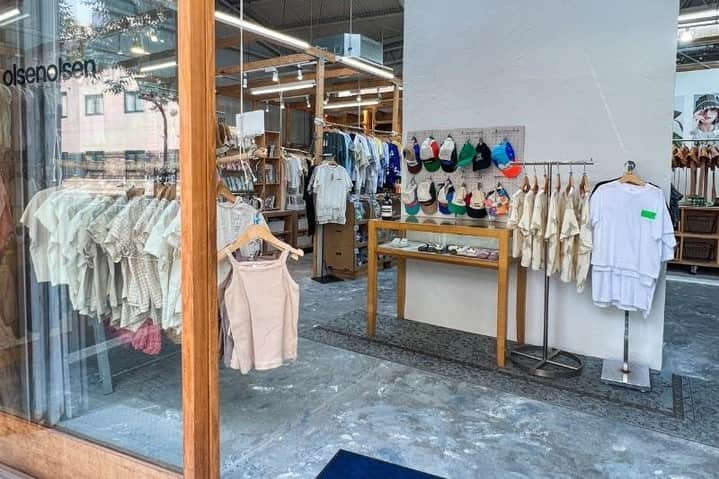 SHOPCOUNTERさんのインスタグラム写真 - (SHOPCOUNTERInstagram)「【大阪市／阿波座駅2分】子供服セレクトショップ「オルセンオルセン」内の一角にある物販のポップアップに最適なレンタルスペース   エリア：大阪府 大阪市西区 料金：平日8,800円/日〜 土日祝9,900円/日〜 URL：https://shopcounter.jp/spaces/YtUXAa   興味のある方は、プロフィール欄の【SHOPCOUNTER】 から「阿波座駅」で検索してみてください😊  ーーーーーーーーーーーーー SHOPCOUNTERではポップアップストア/展示会/催事など「短期でイベントの開催や出店が可能なスペース」の検索＆予約が可能🔍 アカウント作成(無料)をすると、メルマガでキャンペーン情報や会員様限定でスペースのご紹介を行っています♪ スペース探し＆ご予約はプロフィールのURLからお願いします💛 →@shopcounter_official  #出店者募集 #ポップアップ #ポップアップストア #ポップアップショップ #展示会 #催事 #レンタルスペース #ギャラリー #イベント #イベントスペース #初台駅#飲食店#バー#カフェ#商店街#路面店#popup #popupstore #popupshop #exhibition #event #rentalspace #shopcounter」7月3日 16時01分 - shopcounter_official