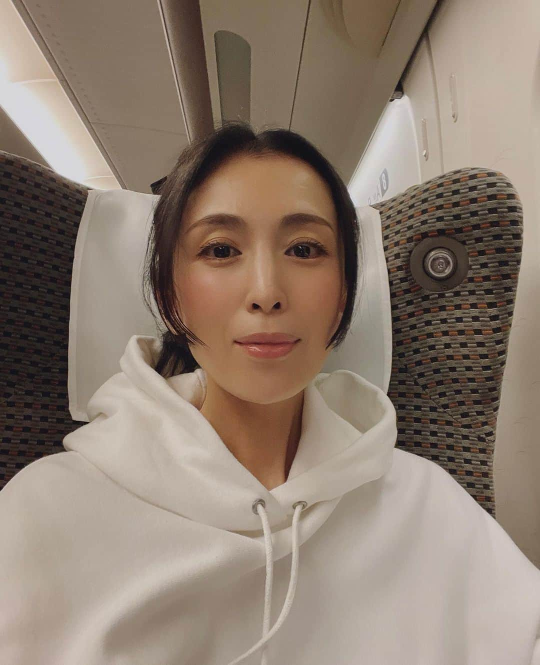 雛形あきこさんのインスタグラム写真 - (雛形あきこInstagram)「今日はセミマットの肌にしてみた。 写真を載せて気付いたのですが 新幹線に乗る時 いつもこのパーカー笑 #セミマット肌 #メイク」7月3日 15時58分 - akiko_hinagata