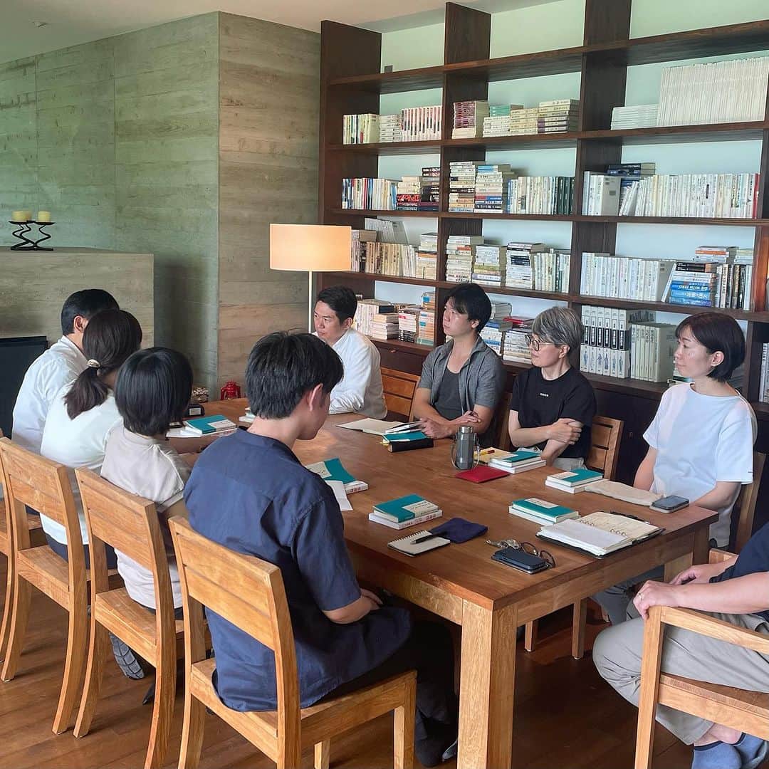 のインスタグラム：「6/26～29の間、軽井沢研修所でリーダー研修を実施しました。課題図書や新聞の記事をもとにした意見交換、リーダーに期待される役割や悩みについての話し合いなどでお互い理解を深め、横のつながりを固くすることができました。このインプットをよいモノづくりに活かしていくつもりです。  #松山油脂 #matsuyama #リーダー研修」