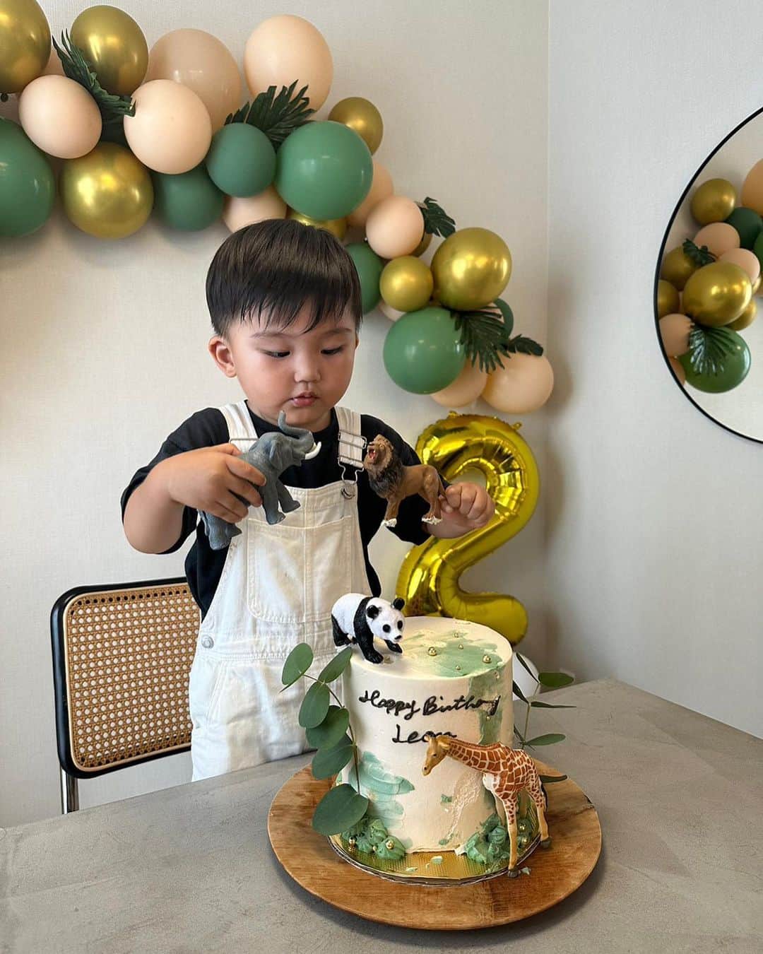 HARUEのインスタグラム：「2nd birthday🐘🦒🌳  産まれてきてくれてありがとう🤍🤍  言葉で表せれないほど愛してるよ🫶🏼🫶🏼  色んな場所に行って楽しい毎日を送ろうね😆🌼  #mylove」