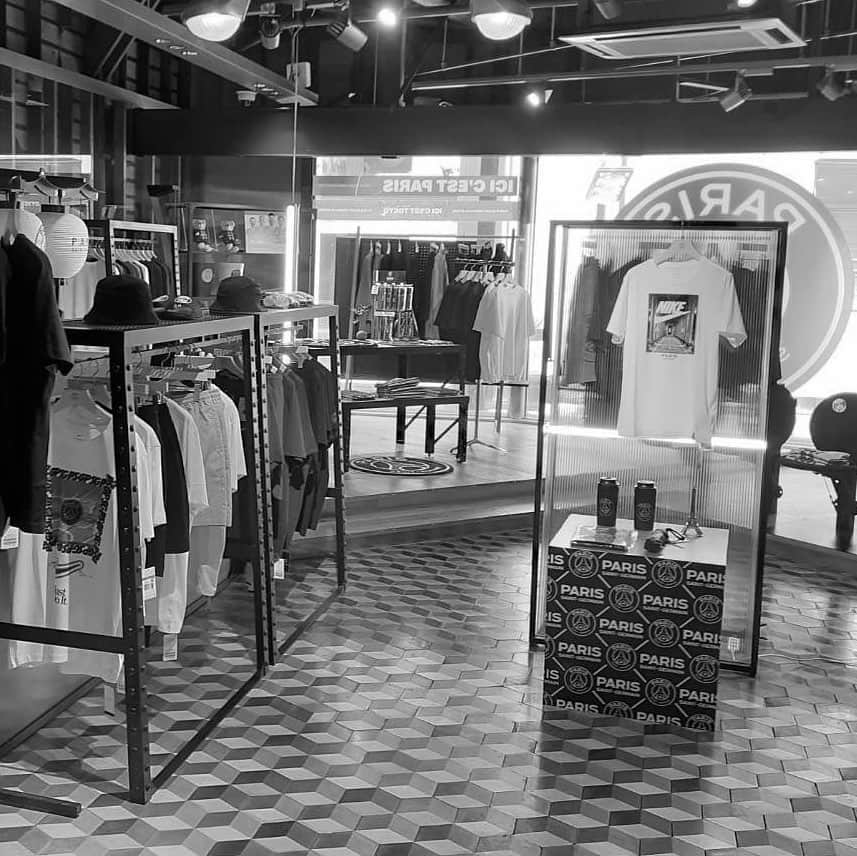 のインスタグラム：「. 【PARIS SAINT-GERMAIN STORE TOKYO -POP UP STORE-】 ⁡ ⁡ 今夏、PARIS SAINT-GERMAIN 選手の来日に合わせて、エディフィスでは今回のイベントを盛り上げるため、PARIS SAINT-GERMAIN STORE TOKYOの商品を多数ご用意。 ⁡ 順次新作が入荷しますので是非お見逃しなく！ ⁡ ⁡ また、417エディフィス・ベイクルーズストアの店舗でもポップアップを期間限定で開催中。 皆さまのご来店お待ちしております。 ⁡ ⁡ ⁡ #edifice #psg #psg_tokyo #パリサンジェルマン #2023ss」