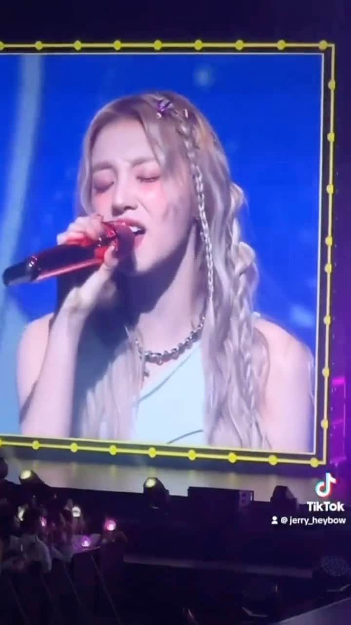 ウギのインスタグラム：「Yuqi singing "Miss You 3000" 💜 her vocals are amazing! ©jerry_heybow #여자아이들 #G_I_DLE #GIDLE #우기 #YUQI」