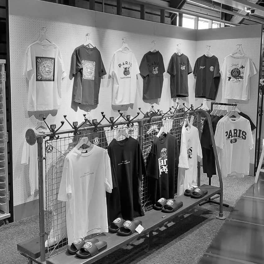 のインスタグラム：「. 【PARIS SAINT-GERMAIN STORE TOKYO -POP UP STORE-】 ⁡ ⁡ 今夏、PARIS SAINT-GERMAIN 選手の来日に合わせて、エディフィスでは今回のイベントを盛り上げるため、PARIS SAINT-GERMAIN STORE TOKYOの商品を多数ご用意。 ⁡ 順次新作が入荷しますので是非お見逃しなく！ ⁡ ⁡ また、417エディフィス・ベイクルーズストアの店舗でもポップアップを期間限定で開催中。 皆さまのご来店お待ちしております。 ⁡ ⁡ ⁡ #edifice #psg #psg_tokyo #パリサンジェルマン #2023ss」