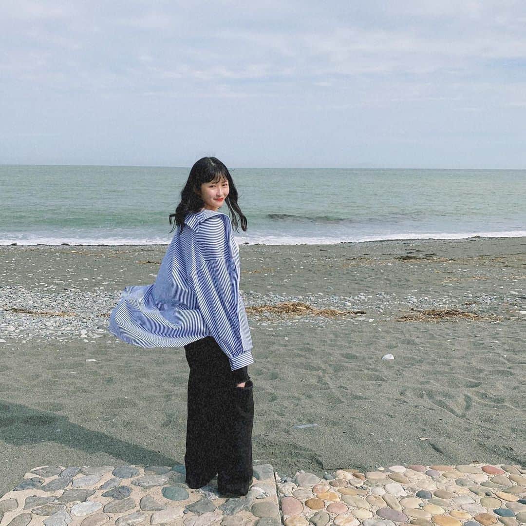 佐藤妃星のインスタグラム：「🐠🪸🐚  あちあち………🫠  #akb48 #佐藤妃星 #海 #御幸海岸 #砂浜 #film #filmcamera #🐬 #🌊」