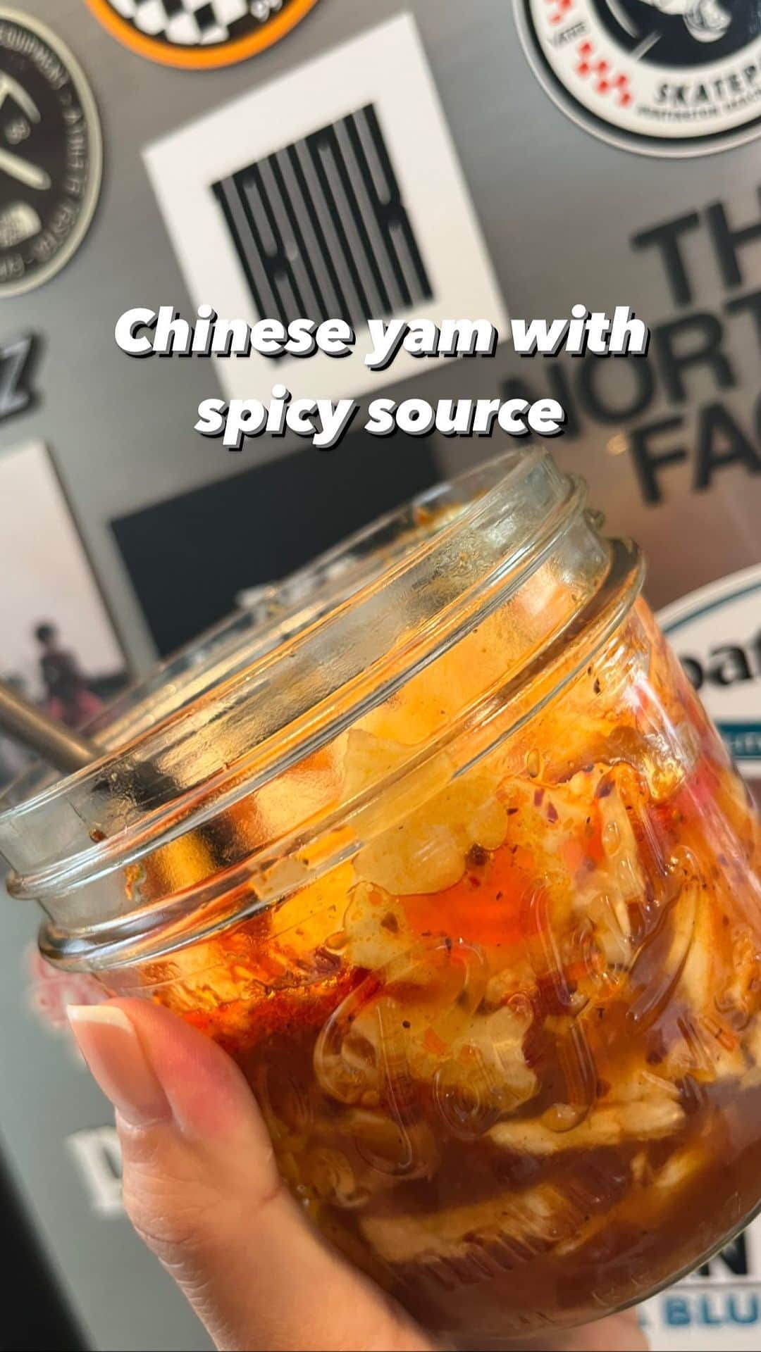 のインスタグラム：「Chinese yam with spicy source  長芋のピリ辛和え😊前にストーリーに載せたら作り方沢山DMで聞かれたから😊  これ前にキュウリでリールあげてるのと同じなんだけど、長芋で作ったらそのネバネバソースを蒸したササミにかけたらめちゃくちゃ美味しいからまたリール作りました😋  長芋は滋養強壮に効果があり「山うなぎ」と呼ばれることもある。昔から栄養価の高い食品として知られてきました。  夏バテ防止にもなるからみんな長芋食べて暑い夏を乗り切ろう😊✊  ビールにも合うのよ🍺調味料は甜菜糖、らっきょ酢、出汁醤油、辛さ増し増し香ばしラー油🌶  もやしで作っても美味しいよ！あと大根😊  #lifestyle#recipe#recipeoftheday #recipeshare #recipemovie#長芋レシピ #ネバネバ#夏を乗り切る #副菜#ビールにあう #料理#料理動画」