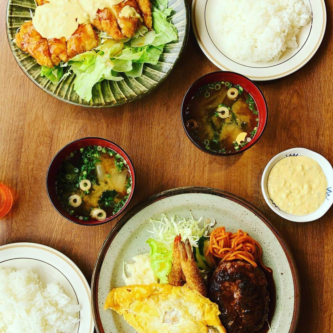 志摩有子さんのインスタグラム写真 - (志摩有子Instagram)「我が心の友　@mayahawaii325 が久しぶりにハワイから大分に帰省しているので、取りもとりあえず押しかける。 午前中についてさっそく昼ごはん。 第一食は昭和の風情が色濃く残るリボンで洋食。海老フライ、ハンバーグ，チキンピカタを盛り合わせにしたリボン定食。相方はチキン南蛮定食。ハンバーグもチキンもふわふわ柔らか。ちゃんと美味しい熱々のお味噌汁付きなのも嬉しい。デザートはクリームソーダ。着いた時は土砂降りだったけれど、予報を覆して食後はカラッと青空に。晴れ女の面目躍如なり。  #別府グルメ #別府洋食 #別府備忘録」7月3日 16時16分 - ariko418