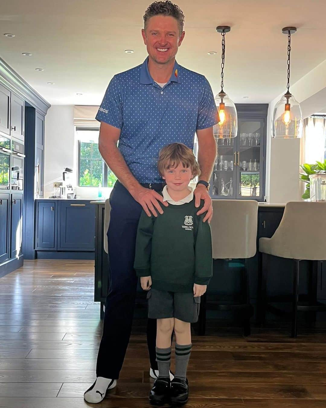 トミー・フリートウッドのインスタグラム：「Frankie asked if a famous golfer can take him to school this morning @justinprose99 😅」