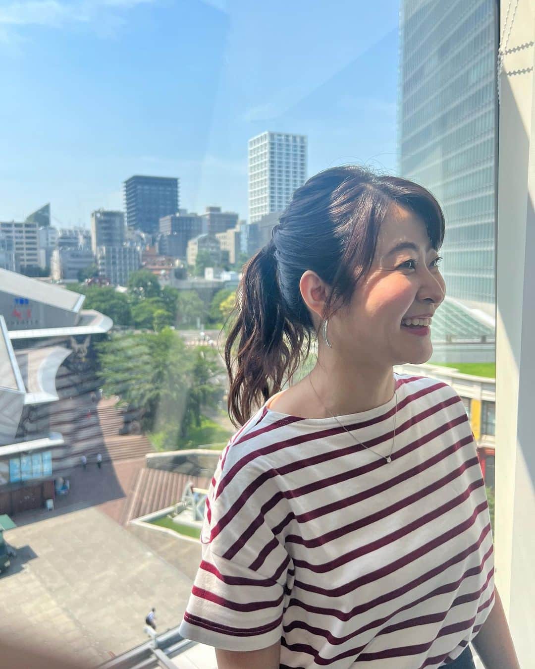 多胡安那のインスタグラム：「かわいい後輩予報士が、「めっちゃ夏っぽいですよー」って言いながらお写真を撮ってくれました。 日の当たり方が夏の午後っぽい一枚に。 ボーダー✖️ポニテ✖️午後の日差し＝夏 本当にお写真が上手な後輩ちゃんなんです。  #気象予報士 #夏の午後 #ポニーテールとボーダー #久しぶりに高さのあるポニーテールにしました #涼しくて良き #土井予報士ありがとう #まおカメラマン」