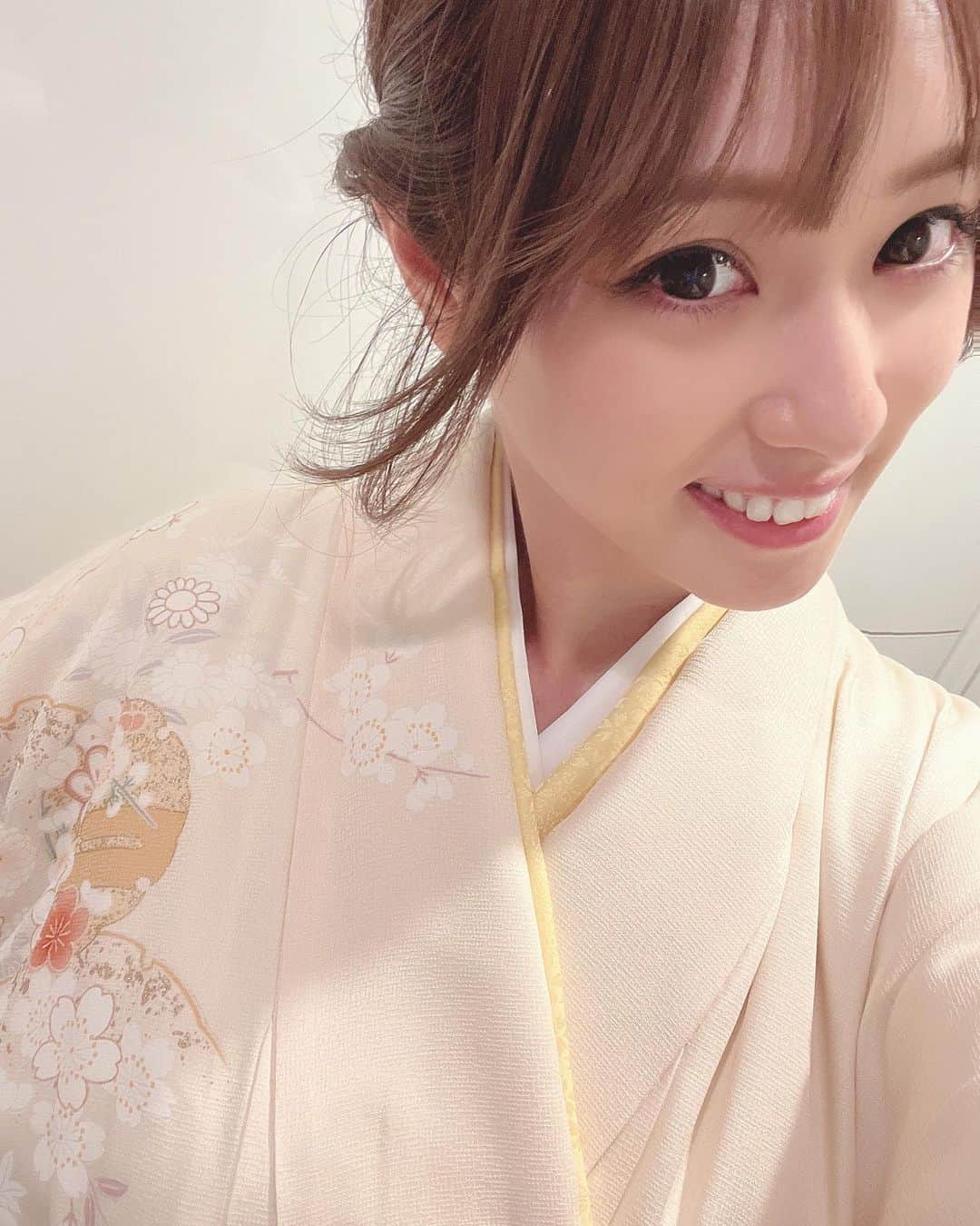 野田彩加のインスタグラム：「お宮参り参拝へ行った時⛩️🌟 めっちゃ暑かったー！！！ #お宮参り #お宮参り参拝 #男の子ママ  #女の子ママ #年子 #年子育児 #年子ママ  #姉弟」