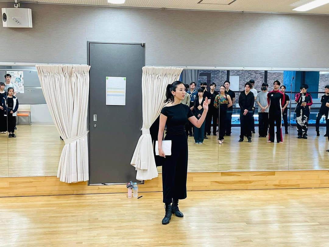 美翔かずきさんのインスタグラム写真 - (美翔かずきInstagram)「昨日、日本ダンススポーツ連盟の強化練習会に講師として伺いました☺️✨ 2年振りにこうして選手の皆さんとお会い出来て嬉しかったです💕 海外遠征などで忙しい中、沢山の選手の皆さんが参加して下さり光栄でした！ 皆さまのパフォーマンスのお役に立てたら嬉しいです✨✨ どんどん変わって行く皆さまを間近で見れて私も勉強になりました👏👏  『目』を変えれば身体も表現も代わります！ 0.1秒で別人になれる方法をお教えしました☺️☺️☺️  #日本ダンススポーツ連盟  #ダンススポーツ  #社交ダンス  #強化選手  #講師  #脳天かち割り  #瞳孔ひらく  #0.1秒で別人に」7月3日 16時24分 - m_is_s_io_n