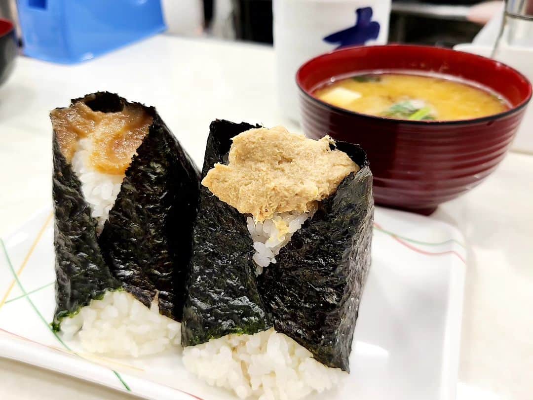 松本康太さんのインスタグラム写真 - (松本康太Instagram)「『まんまのおにぎり』  新潟コシヒカリおにぎり専門店「まんま」！ とても大きいのです！二つでお腹いっぱい！  老舗おにぎり屋さん「ぼんご」で修行してた方が独立して新宿に(*^O^*)　  ふわふわで美味しくて具がたっぷりんこ！ とても美味しかったです。  #まんま#おにぎり#新潟コシヒカリ#旨い#シーチキン#梅干し#レギュラー松本#あるある探検隊」7月3日 16時35分 - aruarutankentai.matsumoto