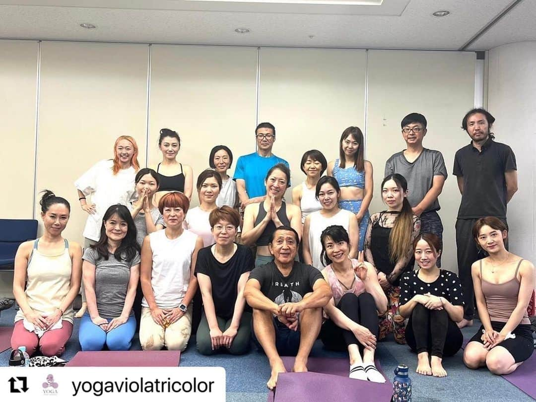 Ken Harakumaさんのインスタグラム写真 - (Ken HarakumaInstagram)「ケンハラクマの2日間大阪スペシャルヨガワークショップ @yogaviolatricolor  ご参加いただいた皆さん、　@yogaviolatricolor 豊浦さまはじめ、スタッフの皆さん、楽しい時間をご一緒いただき、ありがとうございました❣️ @international_yoga_center   #Repost @yogaviolatricolor with @use.repost ・・・ 🪷 7月1日、2日 ケンハラクマ先生 2Days ワークショップ 開催させて頂き ありがとうございました。  対面とオンラインでの開催、 ケン先生も仰っていましたが オンラインというもののおかげで さらに様々な地域から ご参加頂きありがとうございました。  もちろん、対面の皆さんの熱意、 直接ケン先生からのアドバイスや、アジャストに 終始、会場のエネルギーを感じました。  またお会いできること 楽しみにしております！  @kenharakuma   #ヨガ #アシュタンガヨガ #ハタヨガ #ヒーリングヨガ #ヨギーニ #ヨガジョ #ヨガインストラクターになりたい #プラナヤマ  #瞑想 #大阪ヨガ #本町 #オンラインヨガ #ヴィオラトリコロール #ヴィオラチルドレン #ヴィオラスタジオ #ケンハラクマ先生  #ワークショップ #オンライン」7月3日 16時27分 - kenharakuma