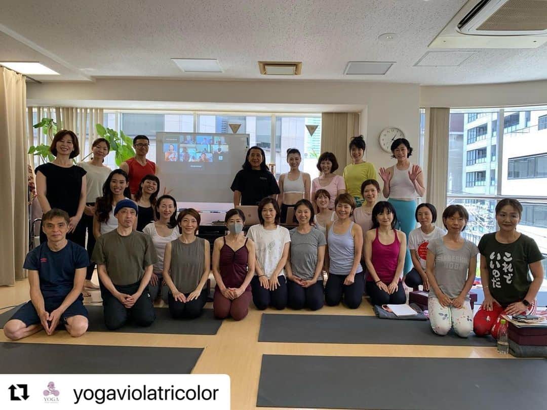 Ken Harakumaさんのインスタグラム写真 - (Ken HarakumaInstagram)「ケンハラクマの2日間大阪スペシャルヨガワークショップ @yogaviolatricolor  ご参加いただいた皆さん、　@yogaviolatricolor 豊浦さまはじめ、スタッフの皆さん、楽しい時間をご一緒いただき、ありがとうございました❣️ @international_yoga_center   #Repost @yogaviolatricolor with @use.repost ・・・ 🪷 7月1日、2日 ケンハラクマ先生 2Days ワークショップ 開催させて頂き ありがとうございました。  対面とオンラインでの開催、 ケン先生も仰っていましたが オンラインというもののおかげで さらに様々な地域から ご参加頂きありがとうございました。  もちろん、対面の皆さんの熱意、 直接ケン先生からのアドバイスや、アジャストに 終始、会場のエネルギーを感じました。  またお会いできること 楽しみにしております！  @kenharakuma   #ヨガ #アシュタンガヨガ #ハタヨガ #ヒーリングヨガ #ヨギーニ #ヨガジョ #ヨガインストラクターになりたい #プラナヤマ  #瞑想 #大阪ヨガ #本町 #オンラインヨガ #ヴィオラトリコロール #ヴィオラチルドレン #ヴィオラスタジオ #ケンハラクマ先生  #ワークショップ #オンライン」7月3日 16時27分 - kenharakuma