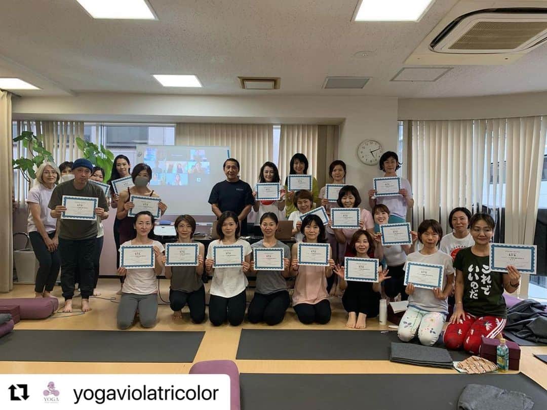 Ken Harakumaさんのインスタグラム写真 - (Ken HarakumaInstagram)「ケンハラクマの2日間大阪スペシャルヨガワークショップ @yogaviolatricolor  ご参加いただいた皆さん、　@yogaviolatricolor 豊浦さまはじめ、スタッフの皆さん、楽しい時間をご一緒いただき、ありがとうございました❣️ @international_yoga_center   #Repost @yogaviolatricolor with @use.repost ・・・ 🪷 7月1日、2日 ケンハラクマ先生 2Days ワークショップ 開催させて頂き ありがとうございました。  対面とオンラインでの開催、 ケン先生も仰っていましたが オンラインというもののおかげで さらに様々な地域から ご参加頂きありがとうございました。  もちろん、対面の皆さんの熱意、 直接ケン先生からのアドバイスや、アジャストに 終始、会場のエネルギーを感じました。  またお会いできること 楽しみにしております！  @kenharakuma   #ヨガ #アシュタンガヨガ #ハタヨガ #ヒーリングヨガ #ヨギーニ #ヨガジョ #ヨガインストラクターになりたい #プラナヤマ  #瞑想 #大阪ヨガ #本町 #オンラインヨガ #ヴィオラトリコロール #ヴィオラチルドレン #ヴィオラスタジオ #ケンハラクマ先生  #ワークショップ #オンライン」7月3日 16時27分 - kenharakuma