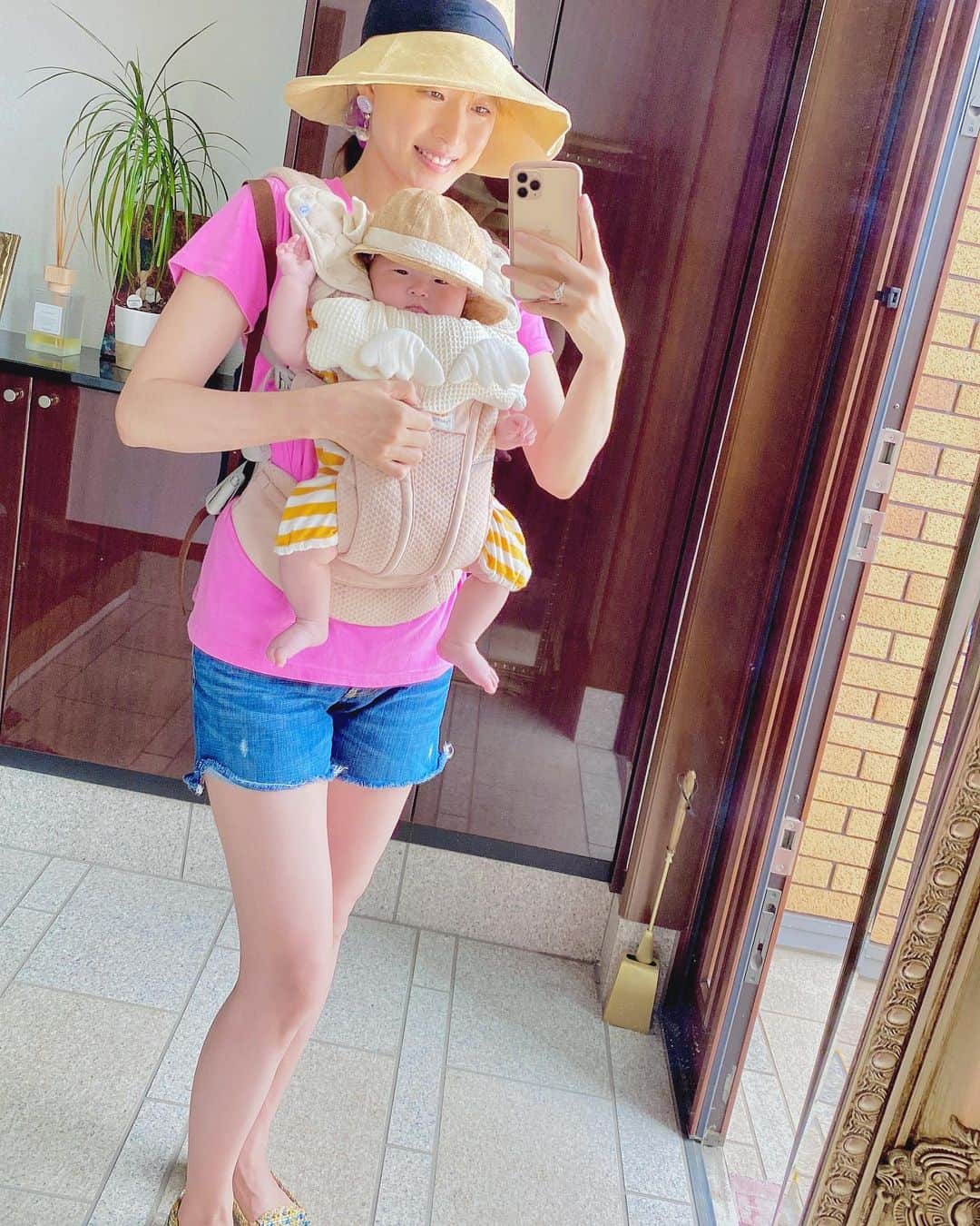 のインスタグラム：「この日は近くのスターバックスまで娘とお散歩☕️ 適度な甘い物は心も体も癒してくれますね💚 娘を椅子に座らせて写真を撮ってみたら、いい笑顔を収めることが出来ました👏 そして、私のお誕生日にすみなちゃんが娘の似顔絵をとっても可愛く描いて送ってくれて、これも嬉しかったです✨ 全国各地で頑張っているすみなちゃんに、いつか娘を抱っこしてもらう約束をしっかりしました☺️ . Thank you for the wonderful birthday present. I'm looking forward to seeing you again. . . #親子リンクコーデ  #麦わら帽子ベビー  #お散歩コーデ  #抹茶好き  #あんこ好き  #カメラ目線ばっちり  @suminadayo  @sumina_no_e  #可愛いイラストありがとう  #らい美ちゃんねる　 #チャンネル登録お願いします🤲  #感謝感謝感謝」