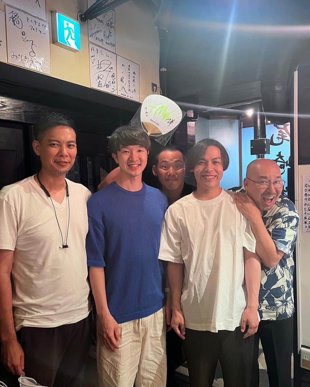 矢野謙次のインスタグラム：「昨日は秀鴎先生が丸子屋連れてってくれました‼︎  尾崎牛の破壊力バケモン😍  先生がみんなにうちわを作ってきてくれてプレゼントしてくれました。  大事に使わせていただきます‼︎  秀鴎先生　ありがとうございましたー‼︎  個展頑張ってください‼︎」